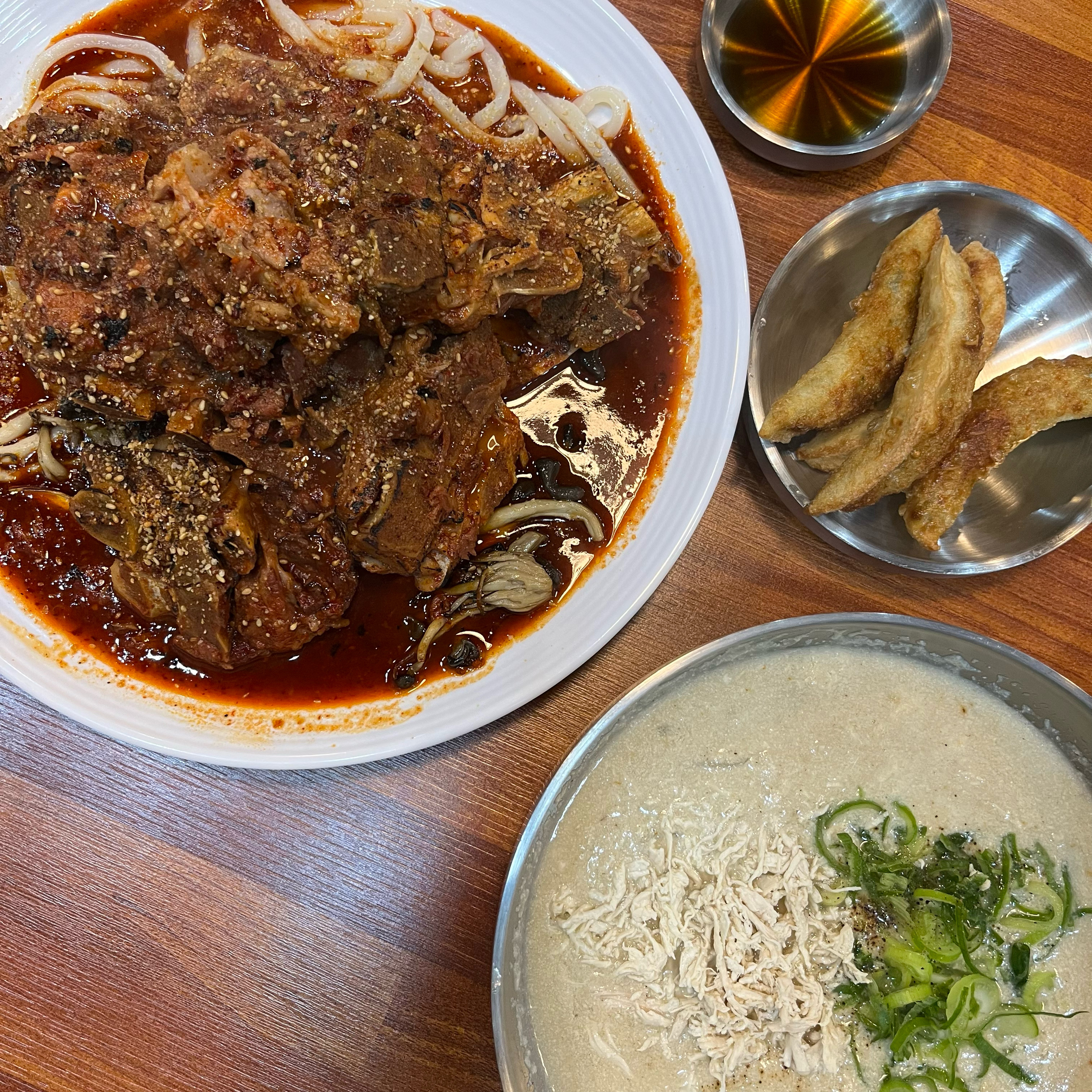맛있어서 재재재방문입니다! 불맛 가득 뼈구이는 말할것도 없고, 밀면이나 식사류도 훌륭해요!