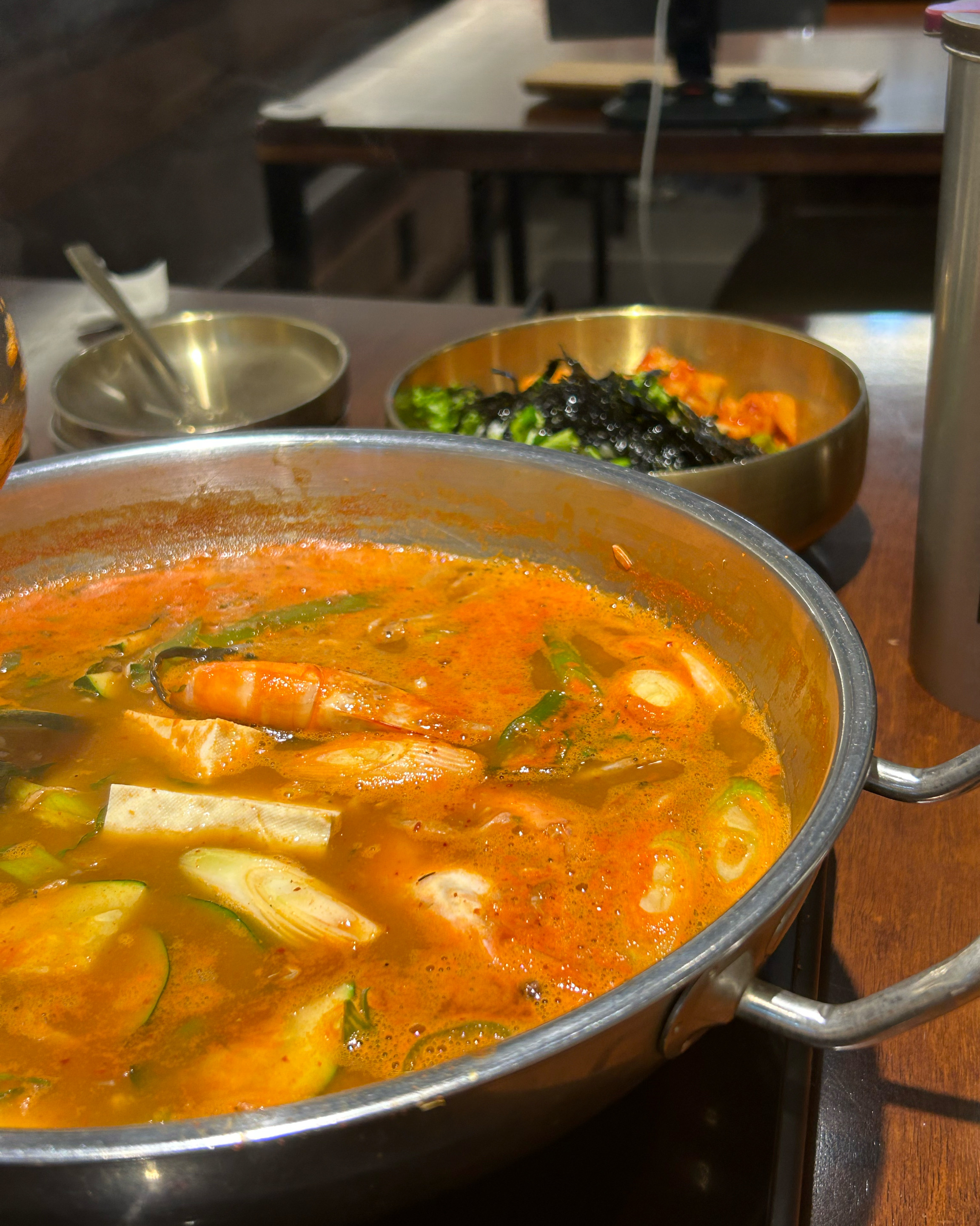 정말 맛있어요! 새우탕도 맛있고 반찬도 맛있고 밥도 맛있어요! 좋은 식당이 생겨서 기쁩니다