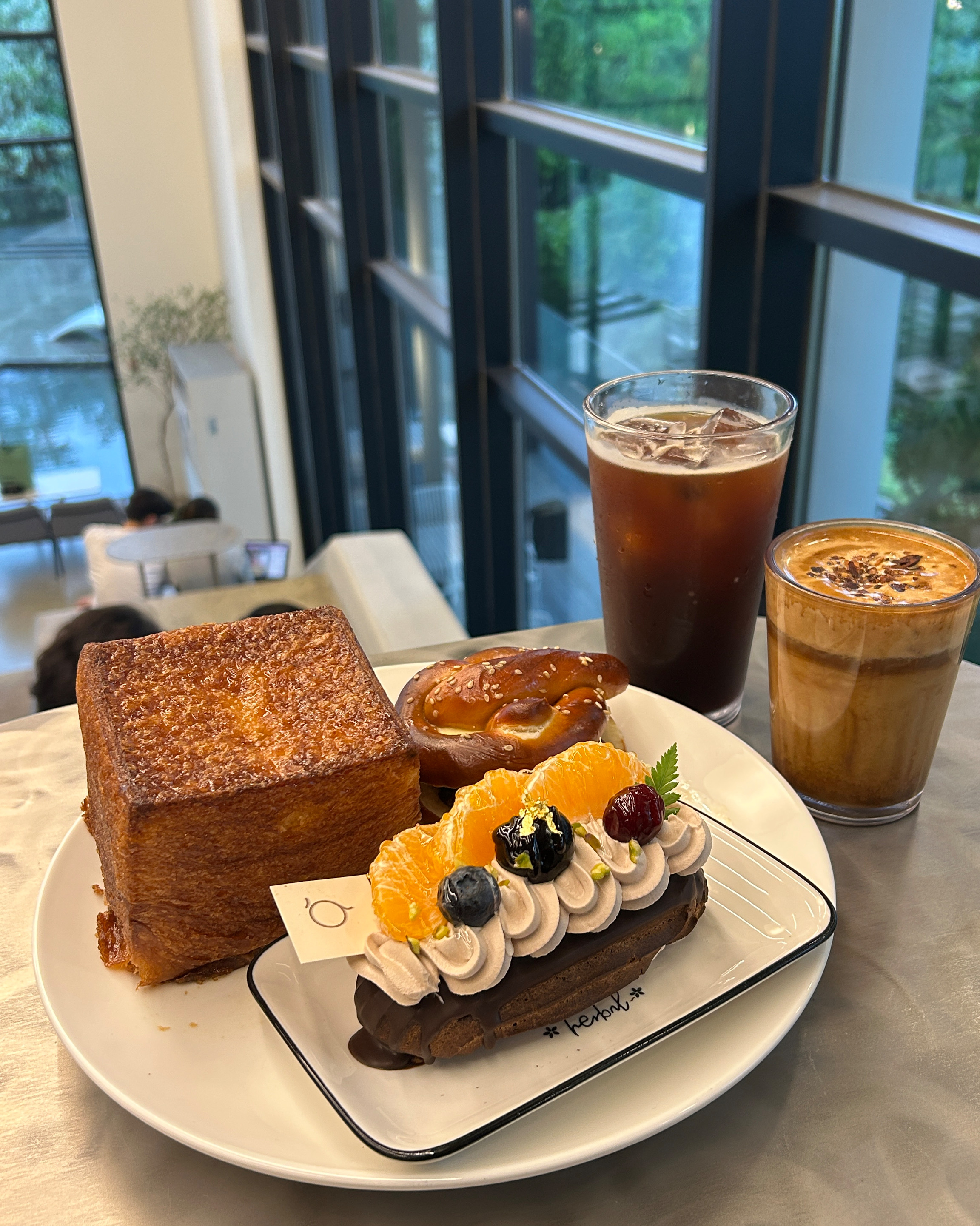 대형카페답게 엄청 넓은 규모에 베이커리도 다양하고 맛있어요! 제 베이커리 원픽은 큐브 페스