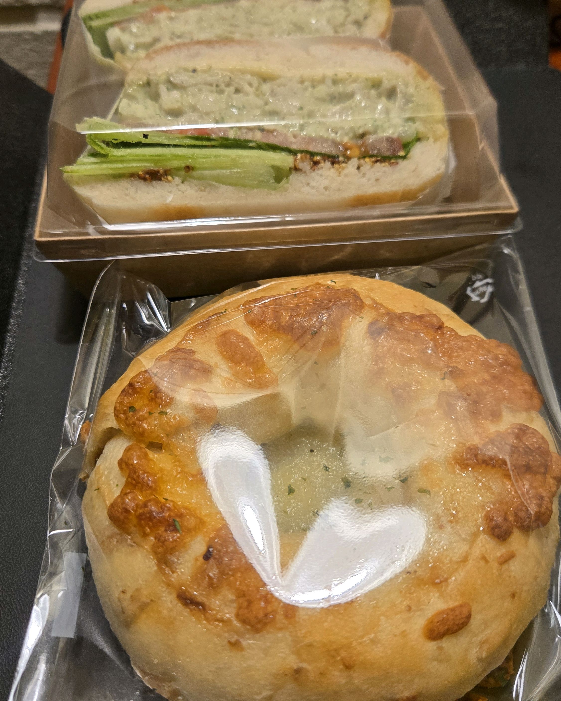베이글들이 다 따로 포장되어있어서 신선하구 너무 맛있었어요!! 커피두 되게 맛있었습니당 또