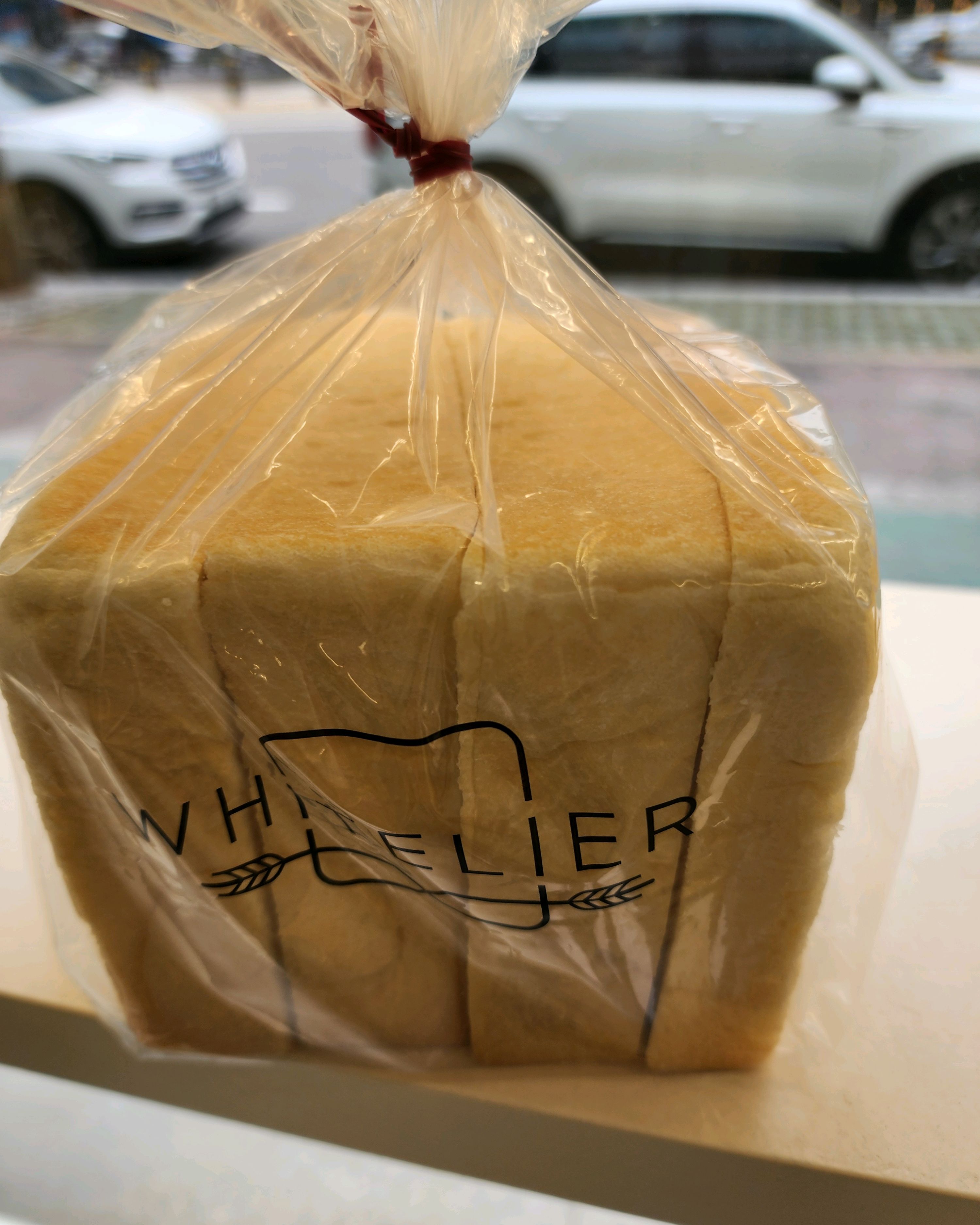스타벅스에 커피를 사러 왔다가 옆에 이쁜 빵가게가 생겨서 들어왔어요 - 대전 맛집 화이트리에 둔산점