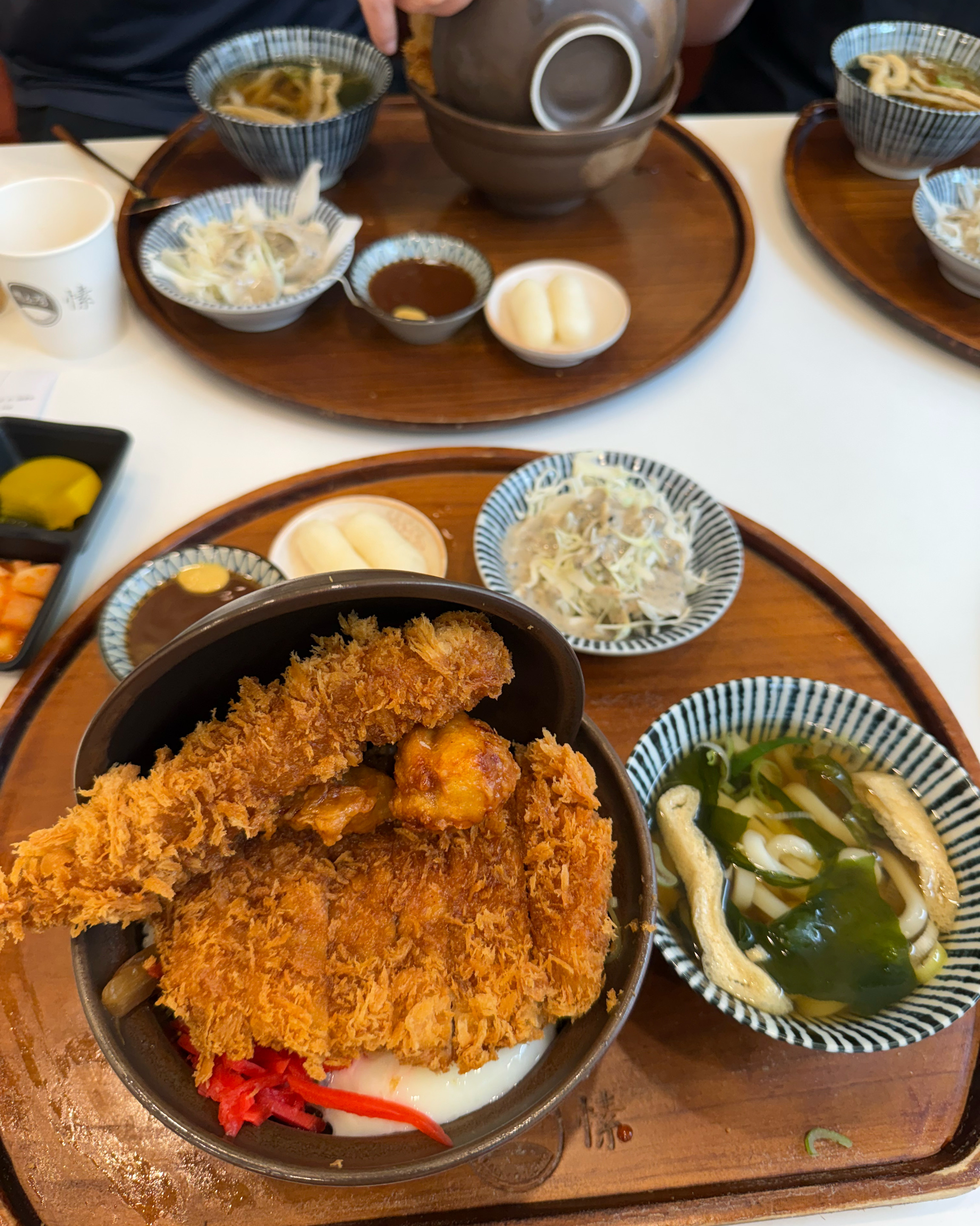 회사 동료들과 점심시간에 와서 스페셜 가츠동 먹었습니다! 튀김옷도 바삭하고 맛있어요~! - 인천 연수동 맛집 백소정 인천동춘점