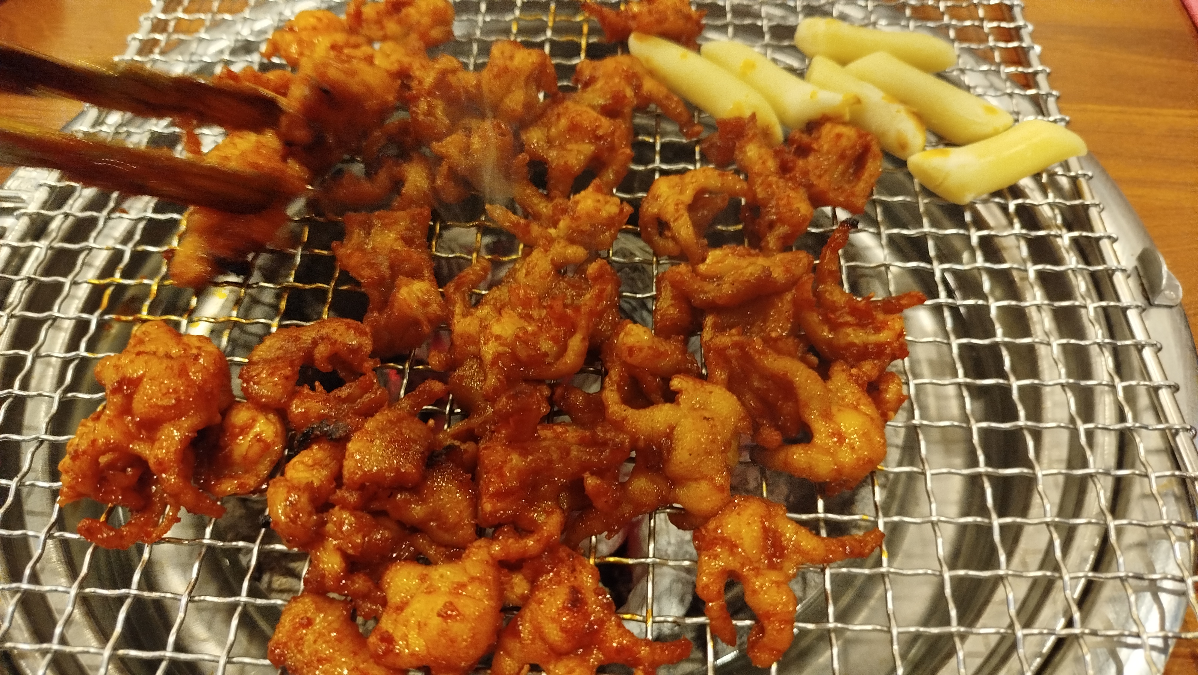 닭발이 너무 맛있어서 닭발 먹으러 왔어요. 쫄깃쫄깃 매콤달콤 정말 맛있습니다. 애들은 간장