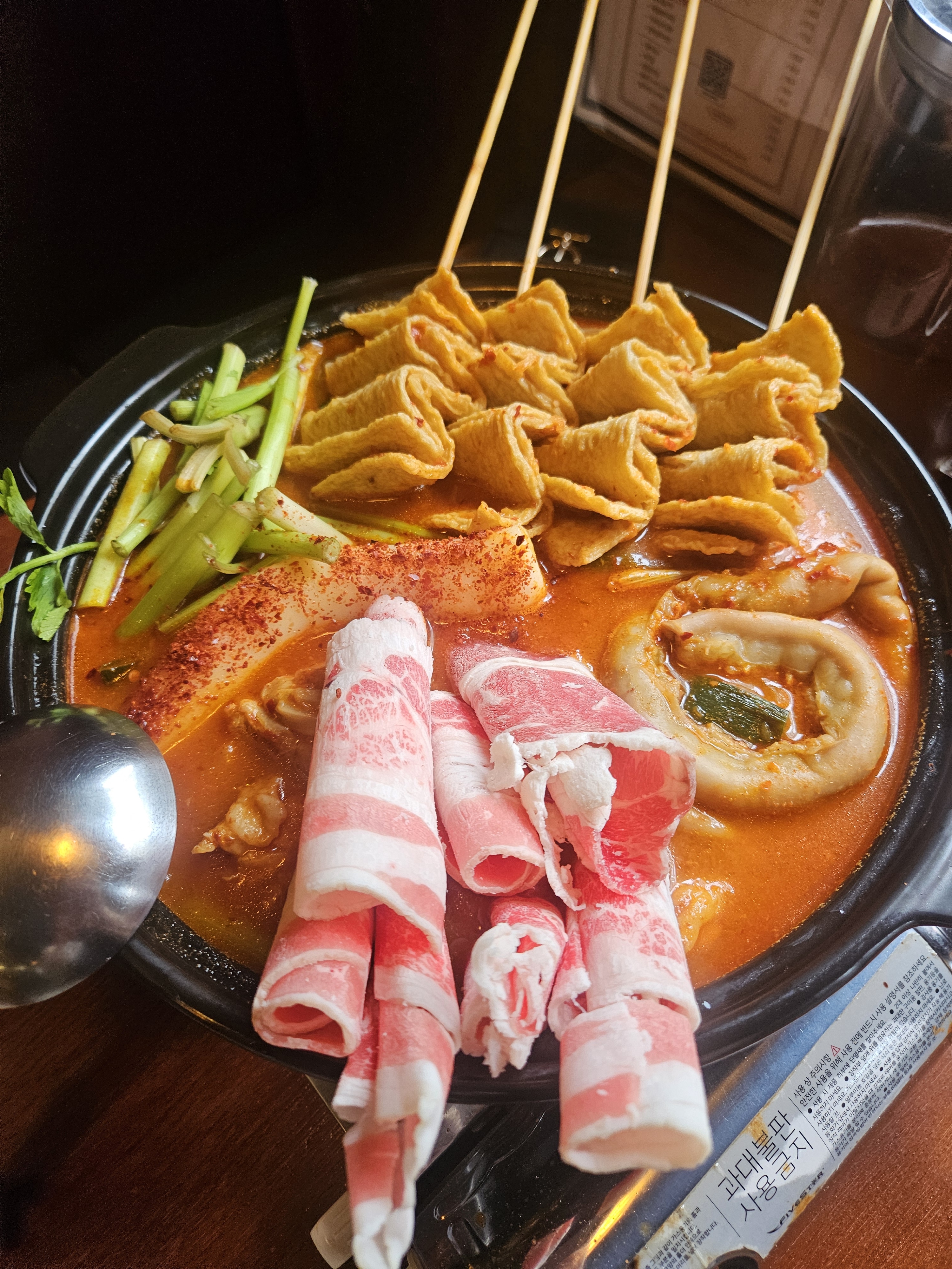가게 분위기가 너무 좋고 몽도리탕이 진짜 알차고 맛있어요!!!다음에 홍대오면 또 오고싶습니