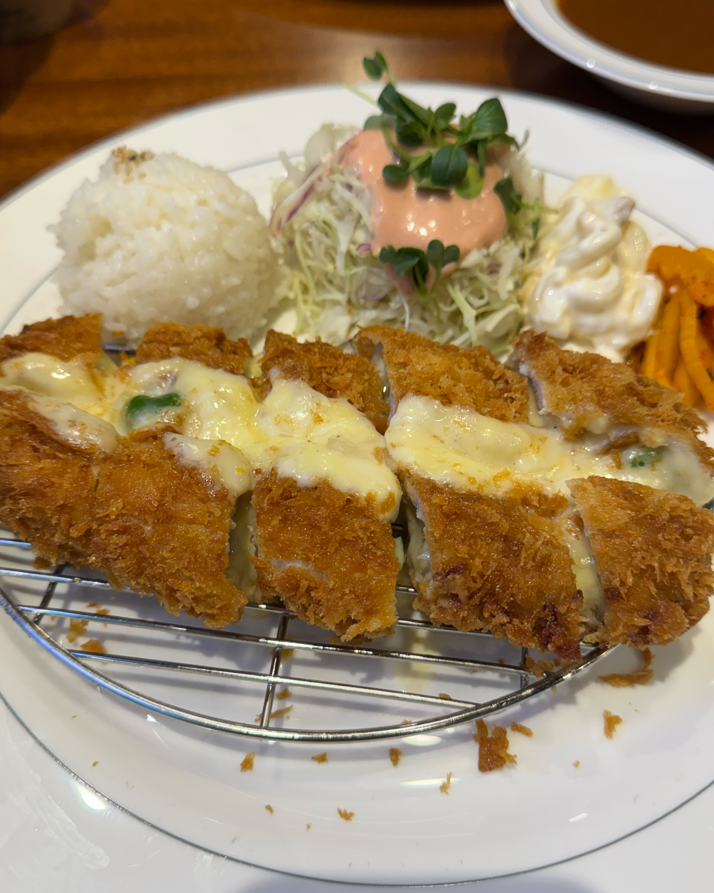 치즈 돈까스 안에 파프리카가 들어있어서 맛있었어요. - 대전 맛집 한밭경양식 월평본점