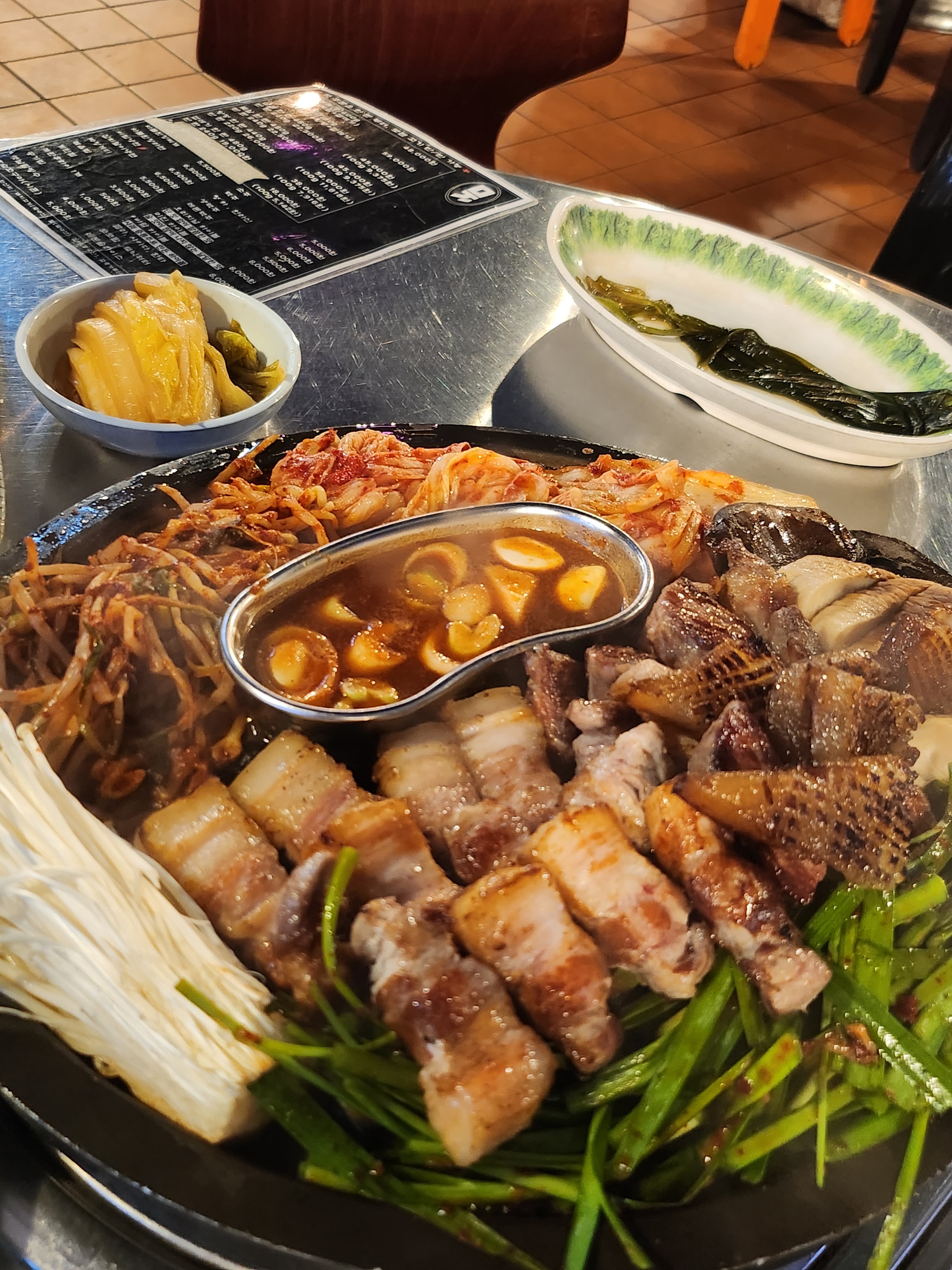 모듬한판 맛잇게 구워져 나와 넘 좋고 맛있당..무엇보다 껍데기 진심 미쳣다...💘 - 대구 맛집 미진삼겹살