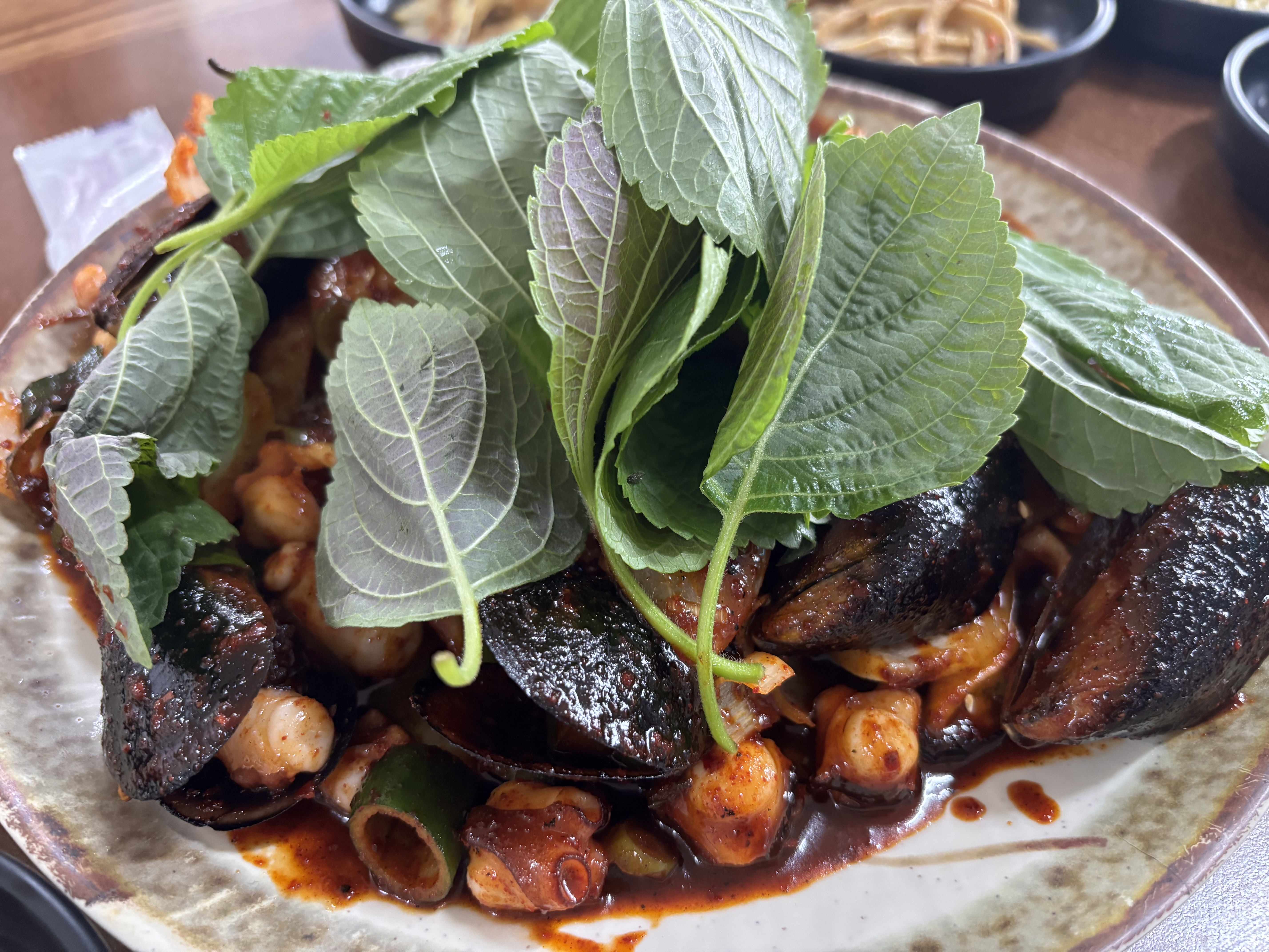 문어랑 홍합이 맛있는 소스와 어우러진 음식이었는데 소면이 양념에 푹 절여져서 나온게 정말