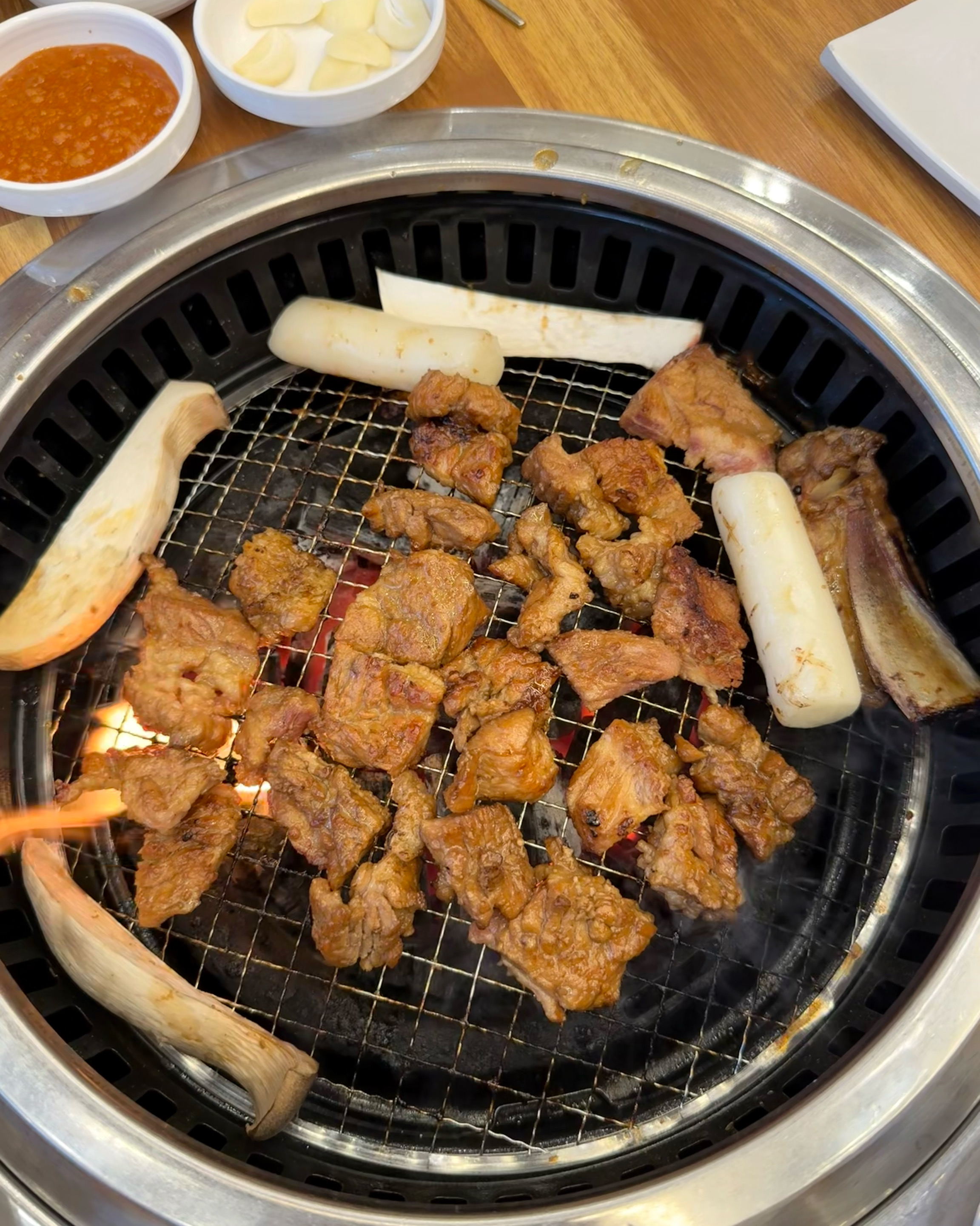 직접 구워 주시지는 않지만 하향 환기식 시스템으로 냄새가 하나도 안나요 😱 - 대전 맛집 솔가숯불갈비 대전직영점