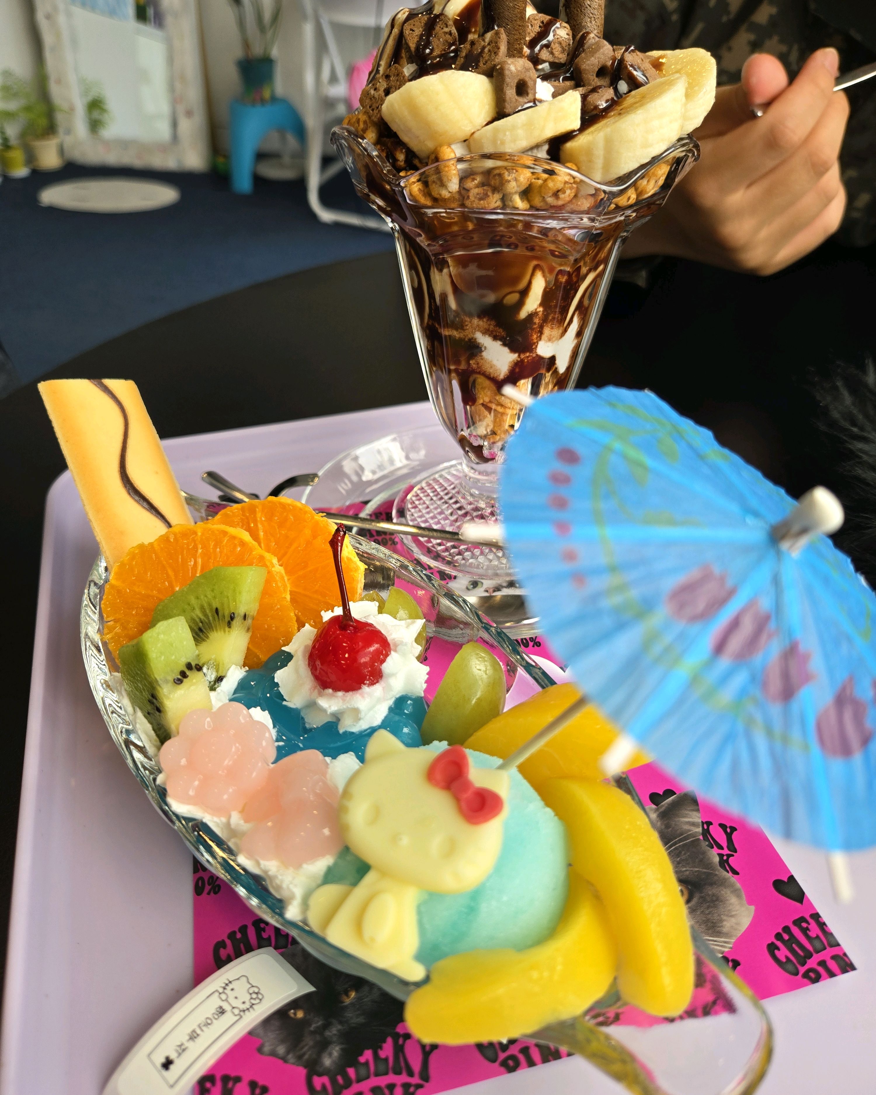 두번째 방문인데 인테리어가 정말 너무 키치하고 소품들도 너무 예뻐요!! 그런데 이런 인테리