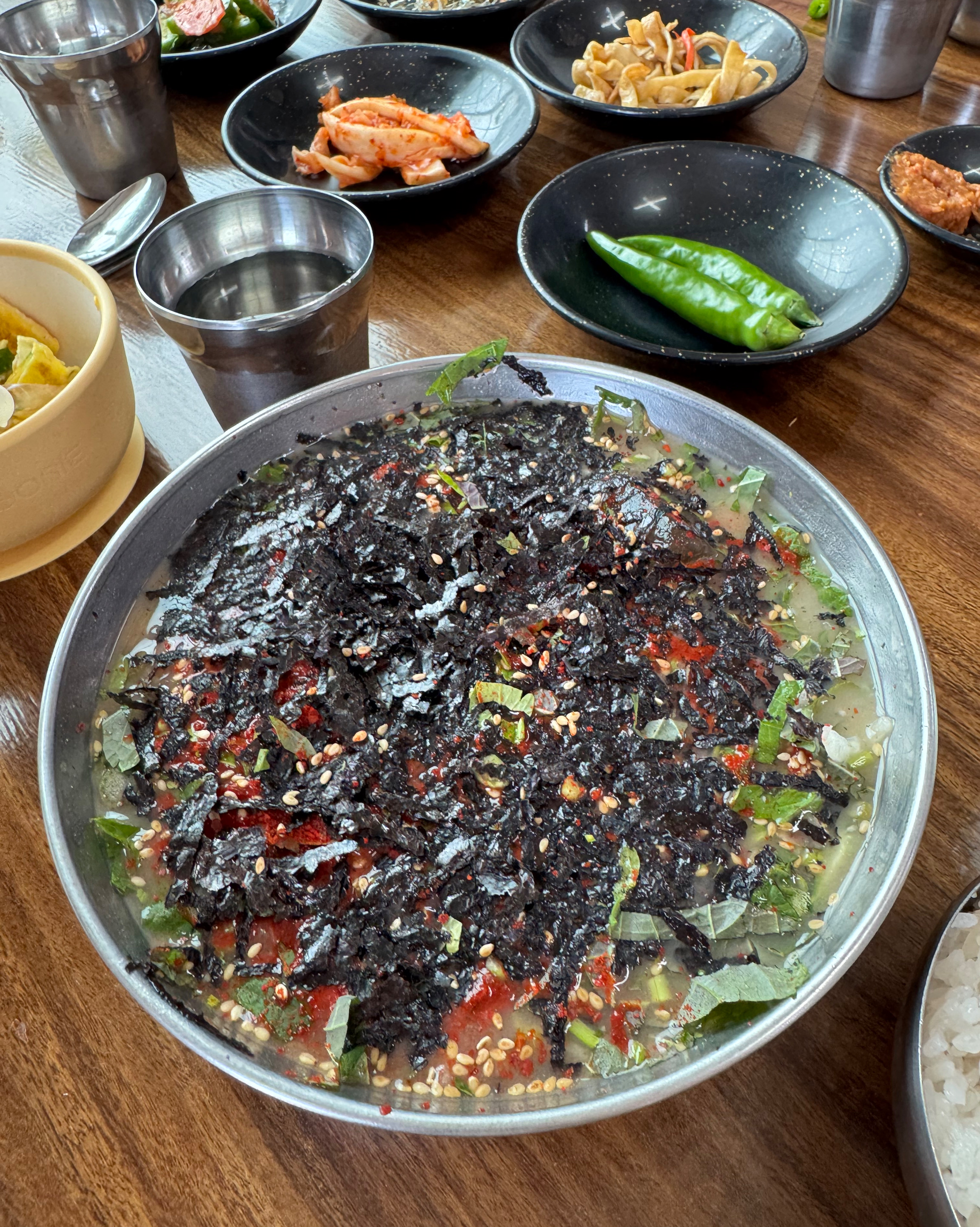 공천포 물히 맛집이라고 해서 다녀왔습니다! 한 15-20분정도 대기후에 들어갔구 한치 물회