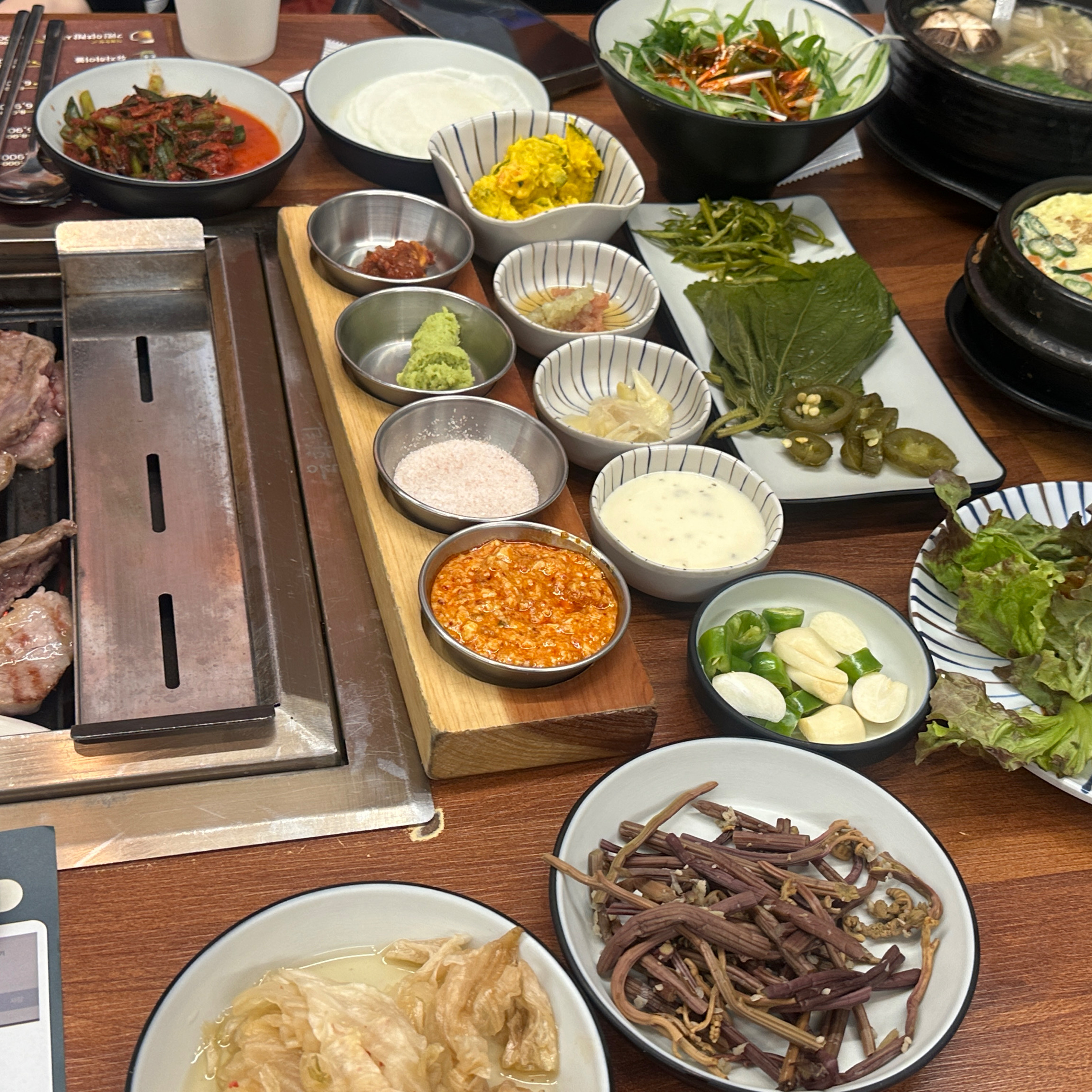 반찬도 너무 다양하고 고기도 맛있게 먹었어요!! - 대전 맛집 육화탄 대전롯데백화점 괴정점