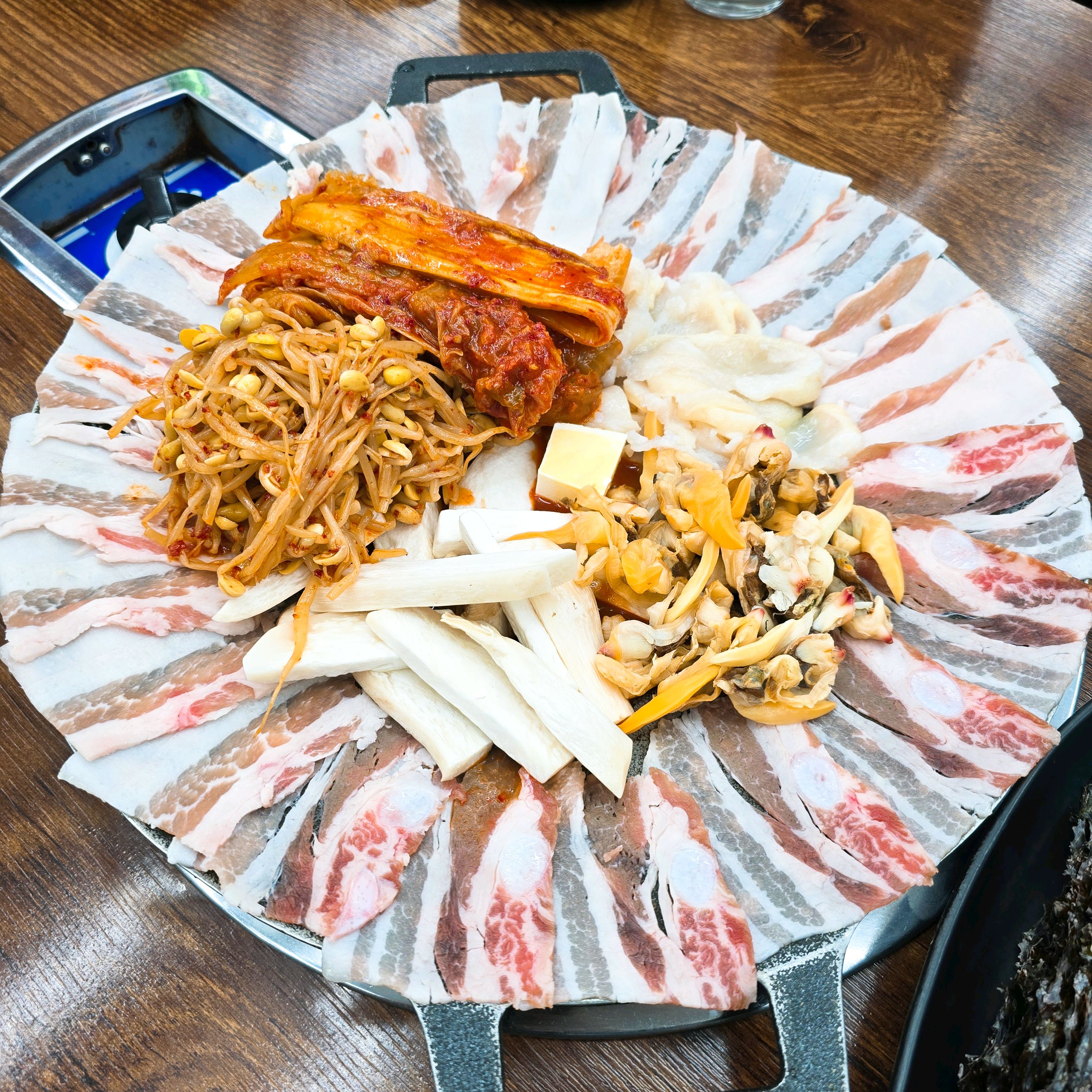 기장 놀러왔다가 묵은지갈삼구이 너무 궁금해서 왔는데.. - 부산기장 삼색식당 기장 본점