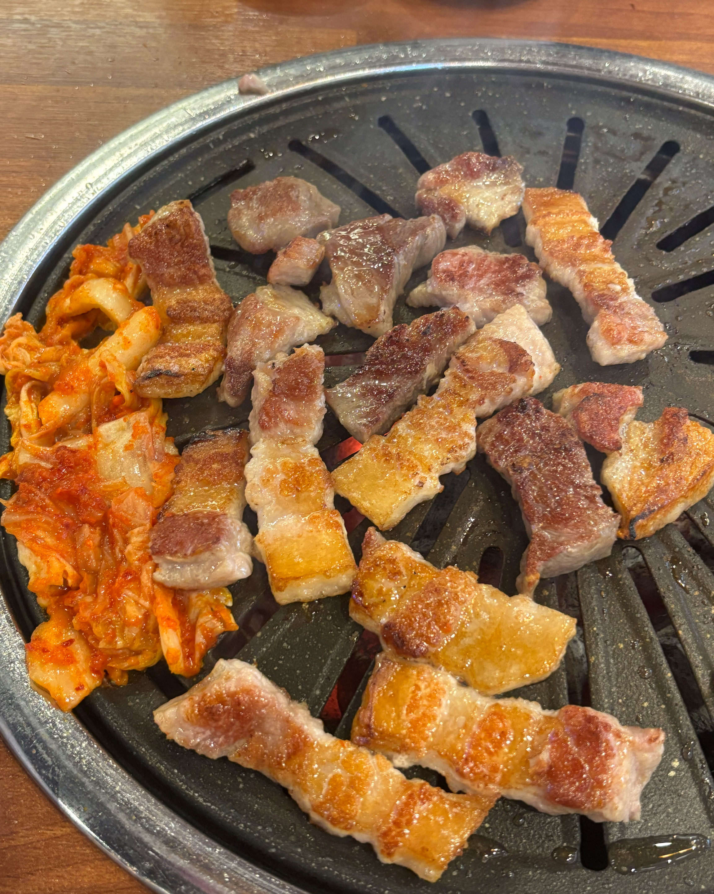 칠곡에도 고기싸롱 오픈했다고해서 와봤어용 역시 고기 부드럽고 너무 맛있습니다 ..삼겹살이 