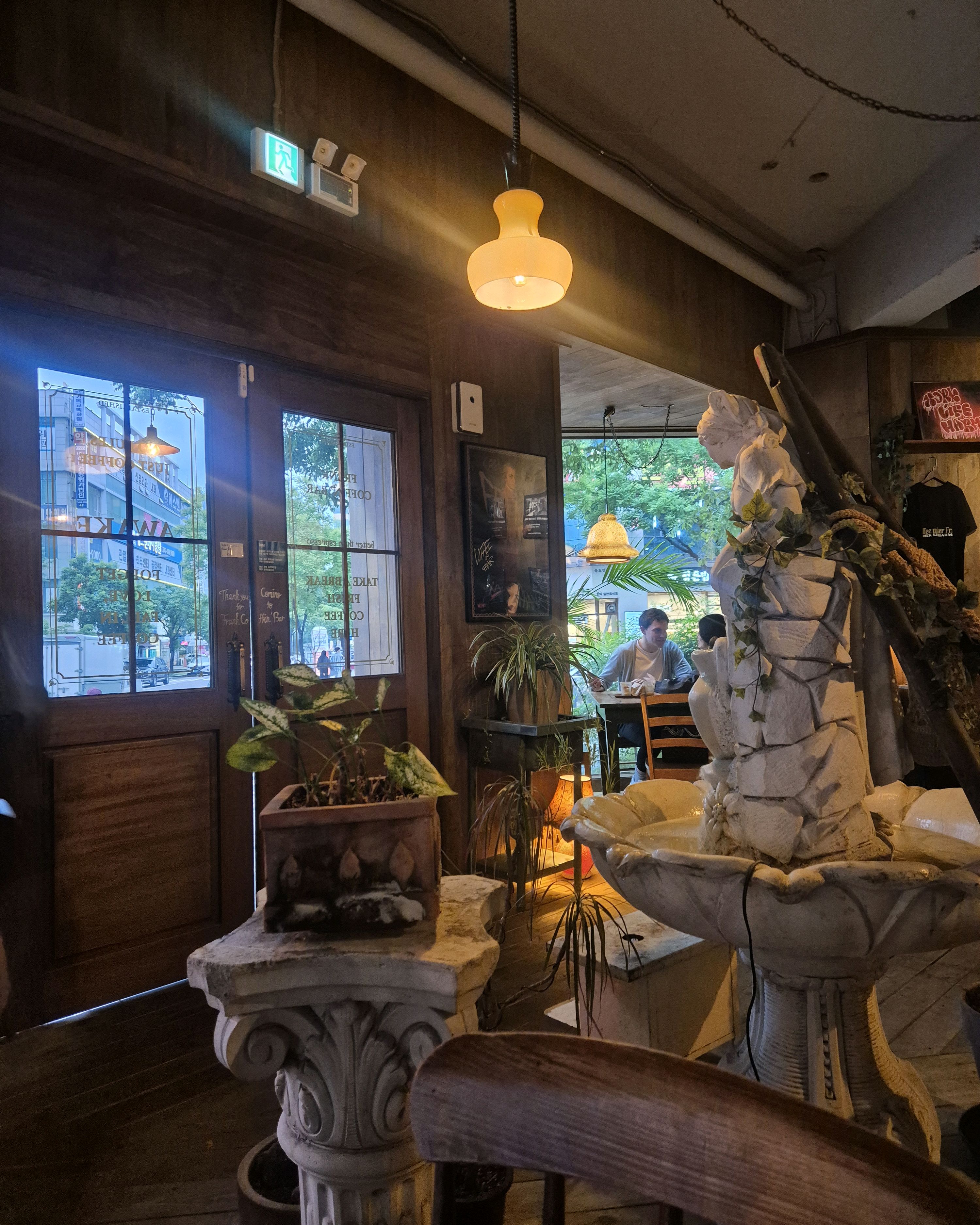 처음에 너무인테리어가 고급지고이뻐서 레스토랑인줄알았지만 카페였어요 음료도 이쁘고 맛있어요 