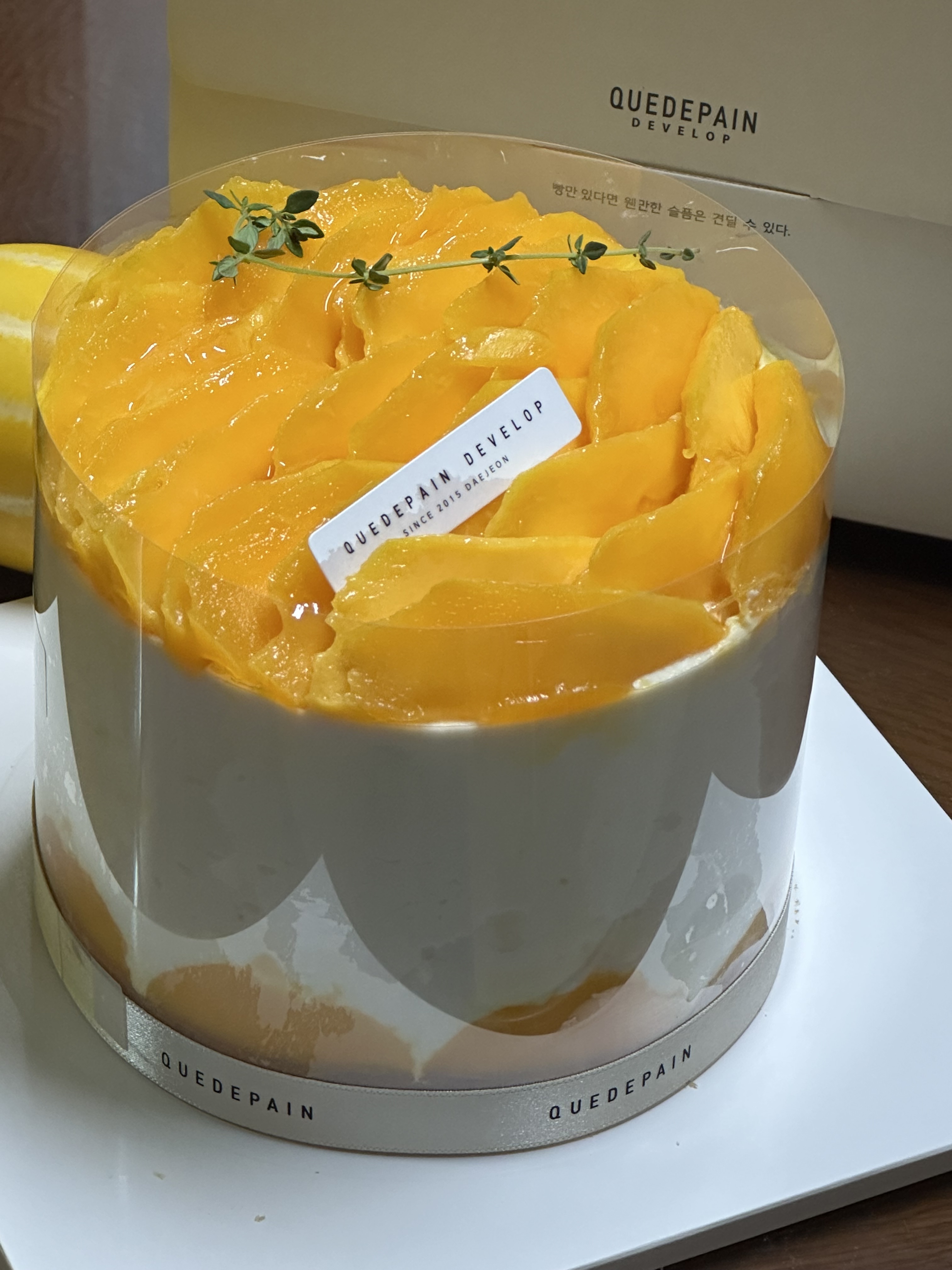인위적인 단맛 없이 요거트 크림과 망고가 너무 잘 어울려요, 빵은 맛있어서 자주 방문하고