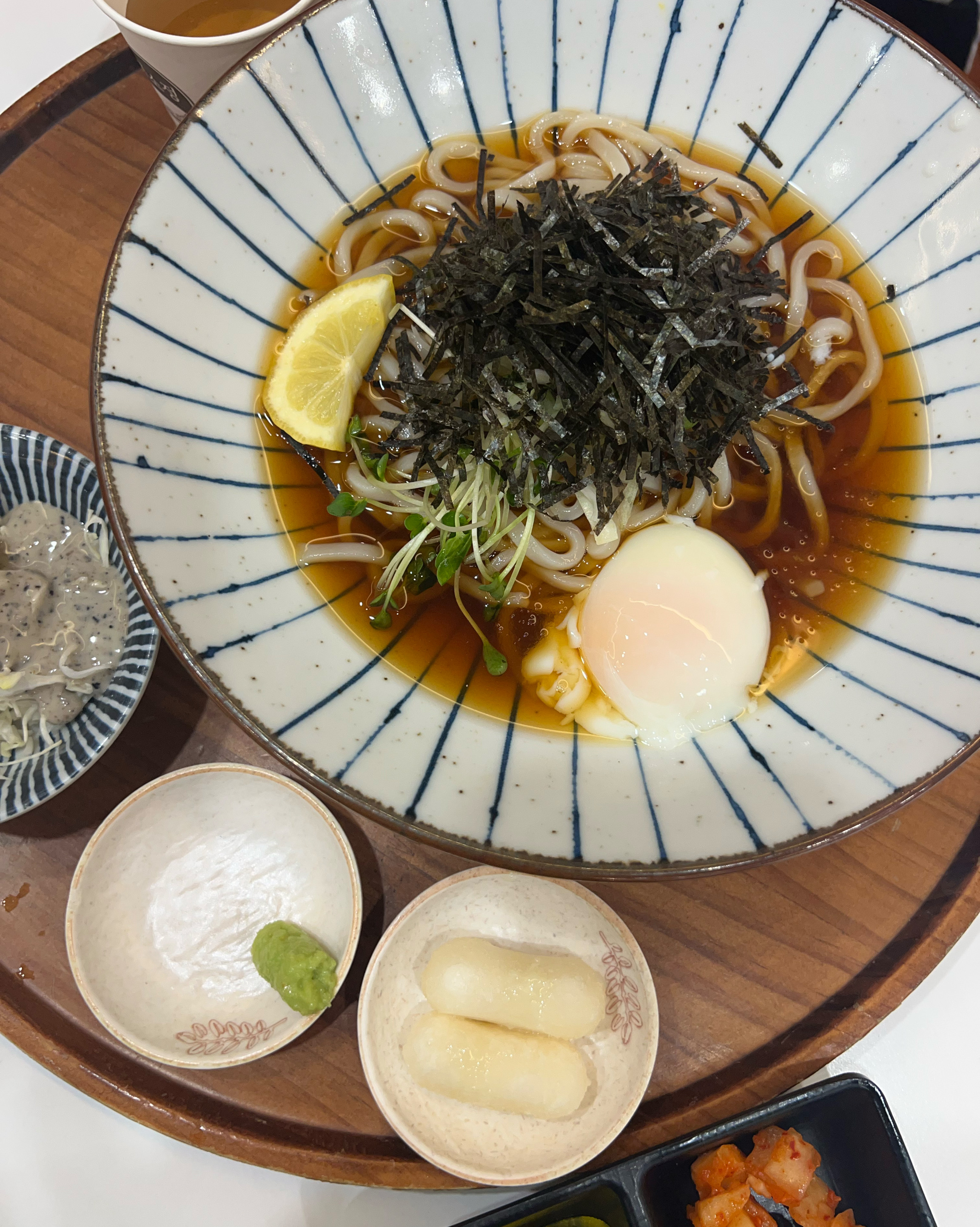 아이가 얼마전에 백소정에서 먹은 우동이 맛있었대서 오늘 왔는데, 그 메뉴가 가라아게 붓가케
