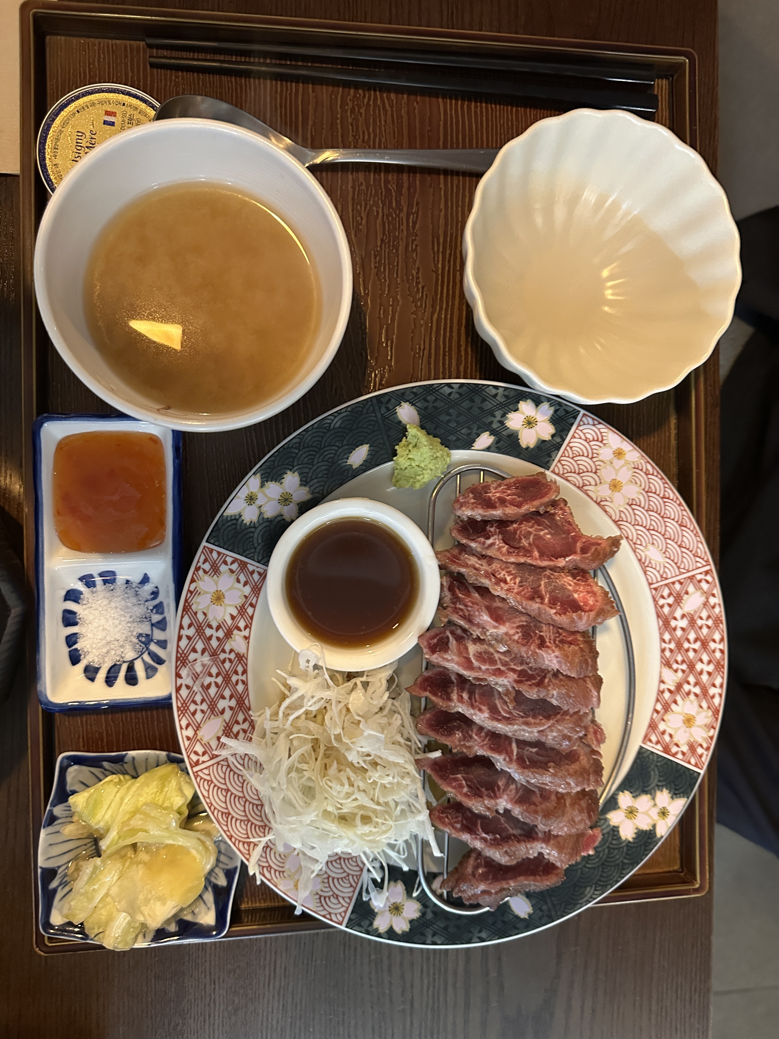 규카츠 좋아해서 처음 방문해봤는데 인테리어도 일본 온 분위기나구 음식도 맛있어요! 규카츠랑
