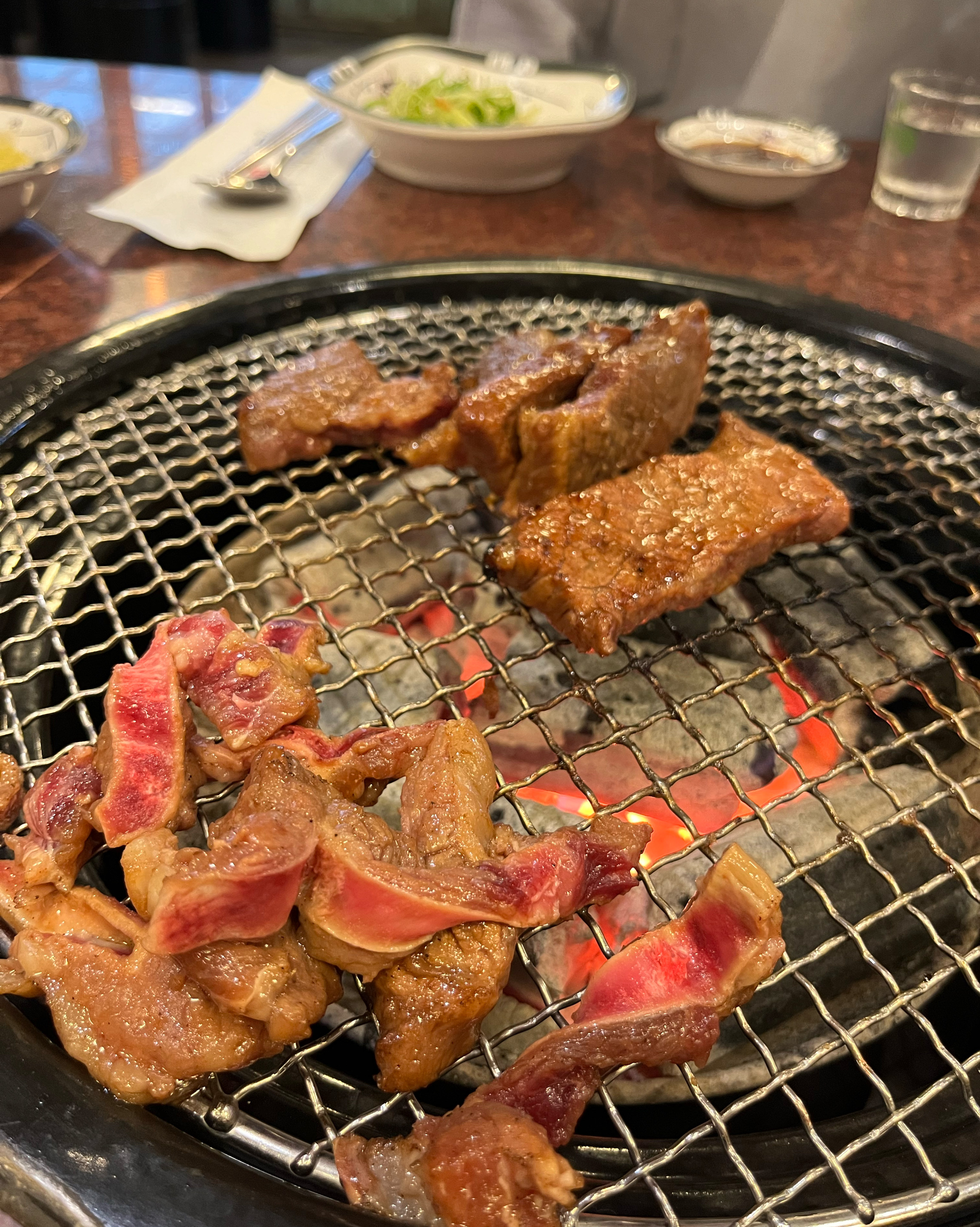 처음 와봤는데 너무 맛있어요!양념도 미쳤고 사이드로 같이 먹은 냉면도 맛있고 최고 다 구워