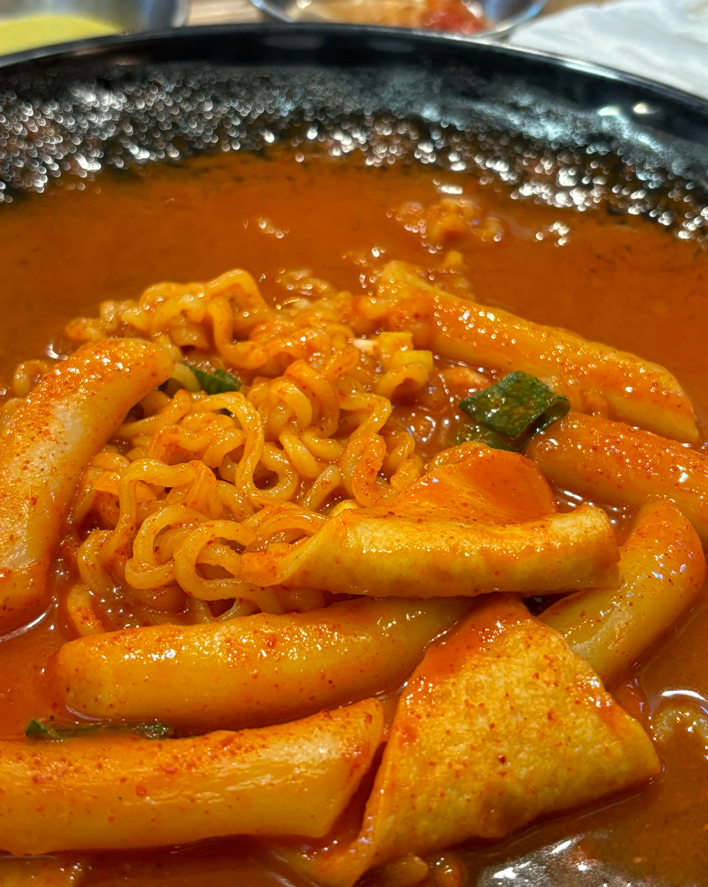 (사진을 안찍어서 먹다가 찍었네욥..)입에 꽉차는 맛..🥹맛있어용 꽈배기도 기대안했는데 왕