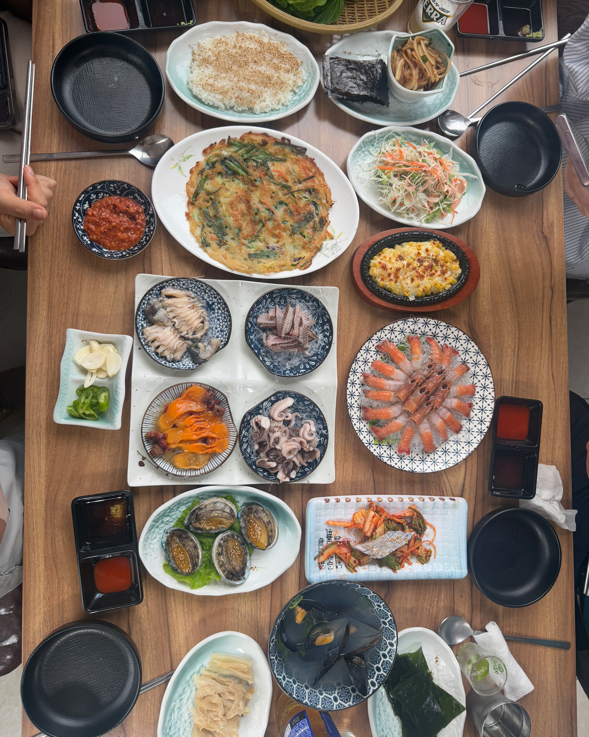 주방이모, 홀이모 모두 다 친절하시고~ - 제주 맛집 전망좋은횟집&흑돼지 성산본점