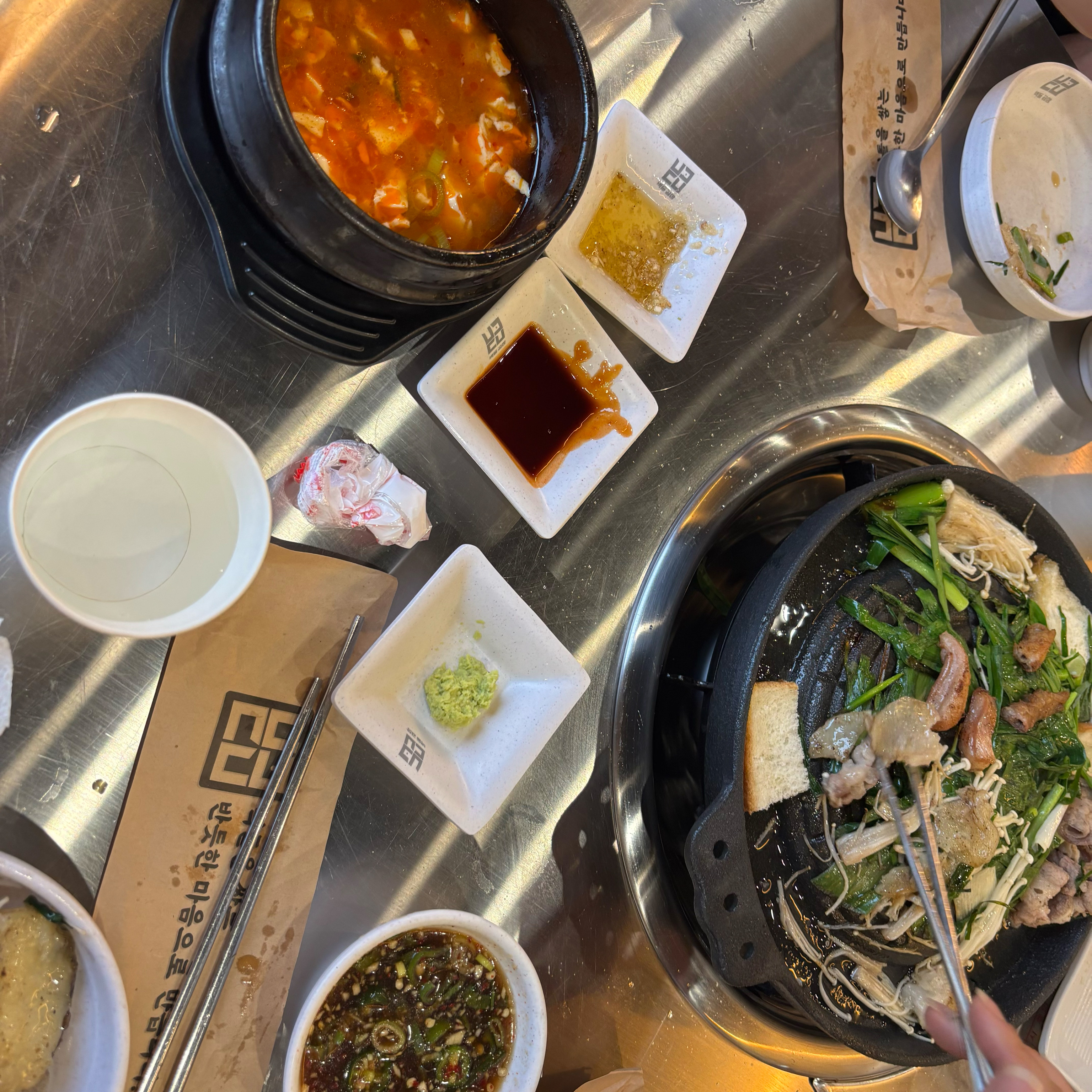 음식이 나오자마자 배가 너무 고파서 사진찍는것도 깜빡하고 중간에 먹다가 이미지가 좀 그렇지