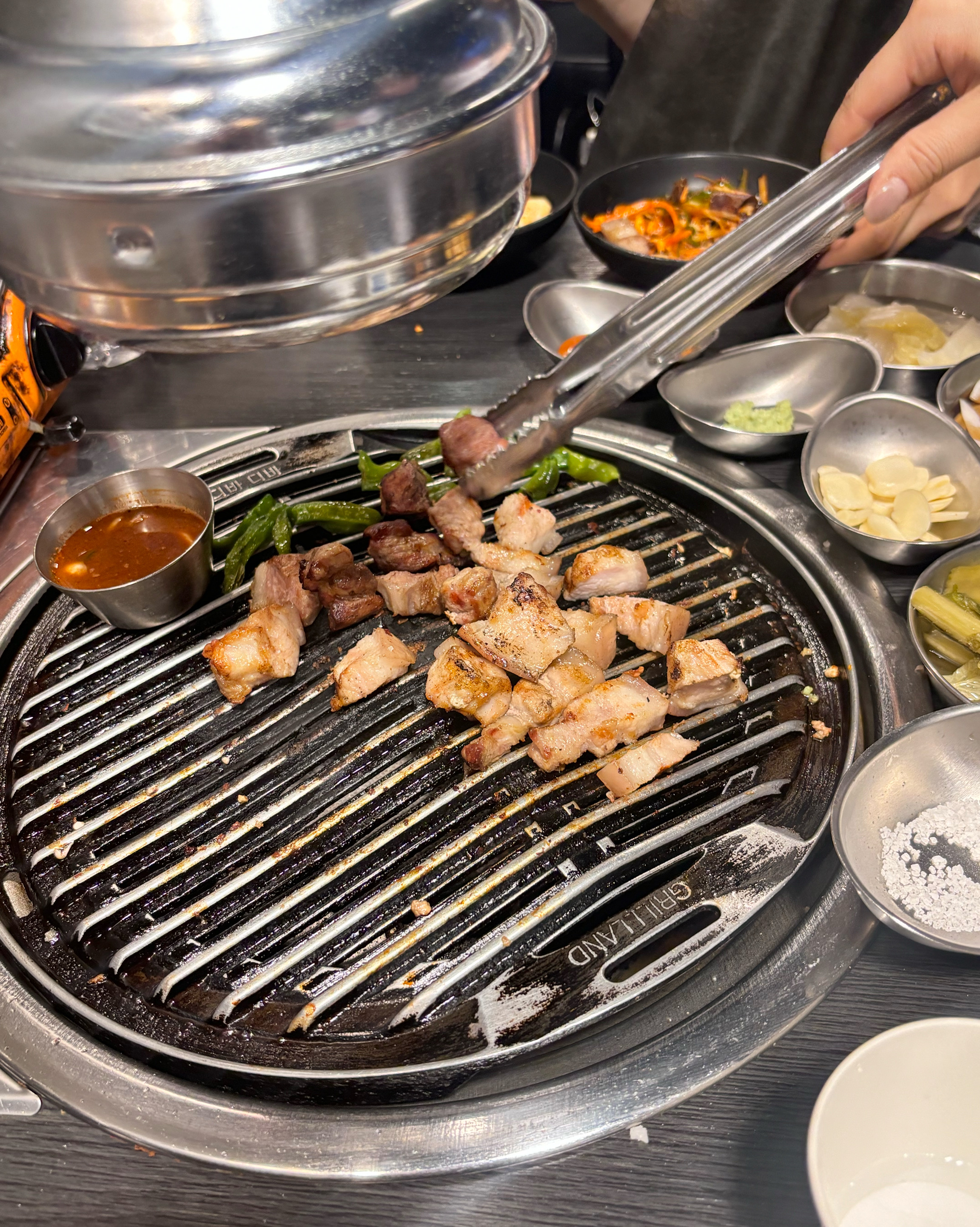 친구 소개로 처음 와봤는데 고기가 너무 맛있어요~ 사이드도 다 맛있어서 다음에 오면 다른