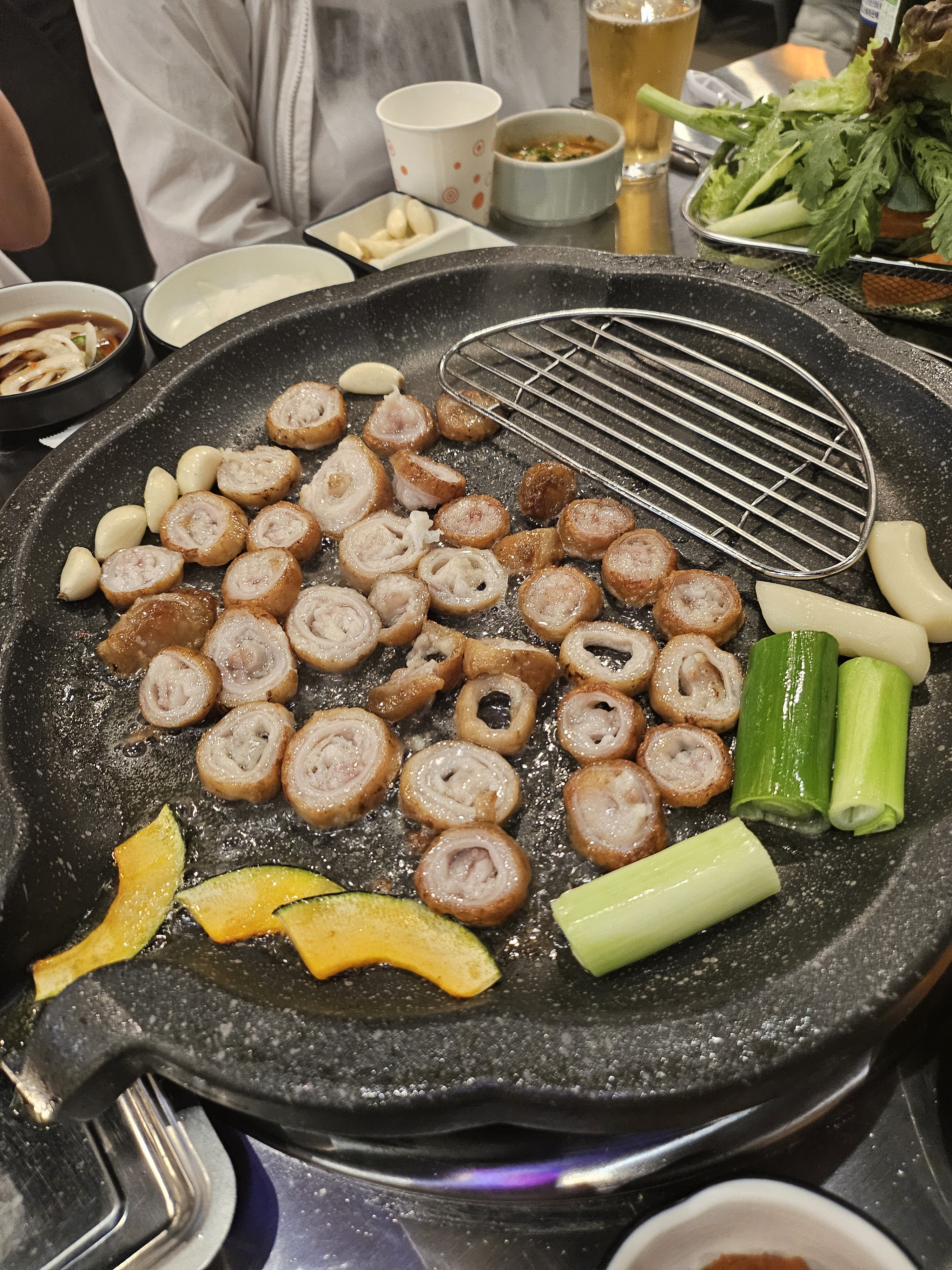 막창이 구수하고 맜있네요 냄새도 안나고 맜있어요 파하고 떡구이도 맛있네요 야채 등등 무한리