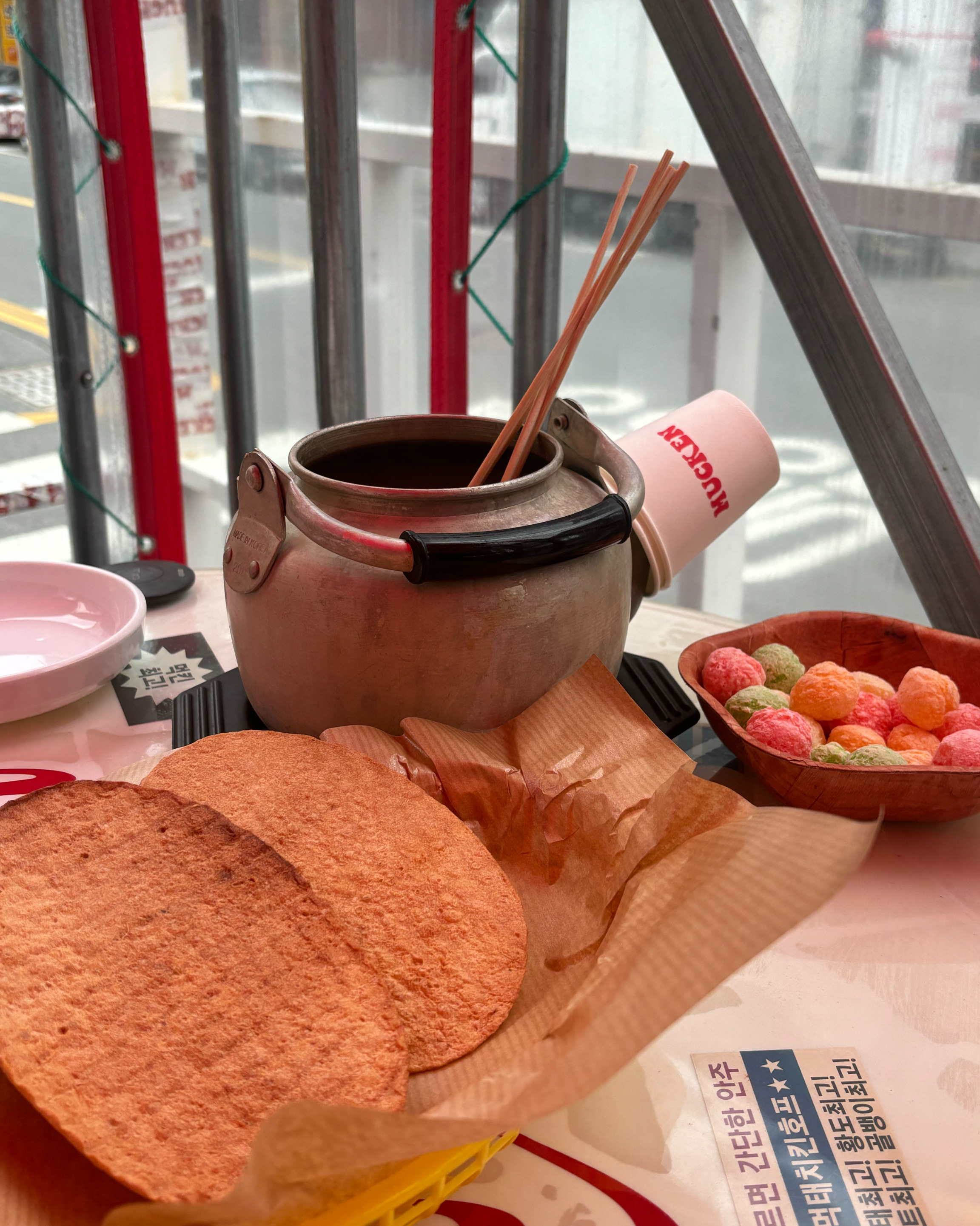 치킨 하나 시켰는데 술 시키면 소주 맥주에 따라 주뎅탕 빠삭이를 줘용👏👏 야장 분위기도 너