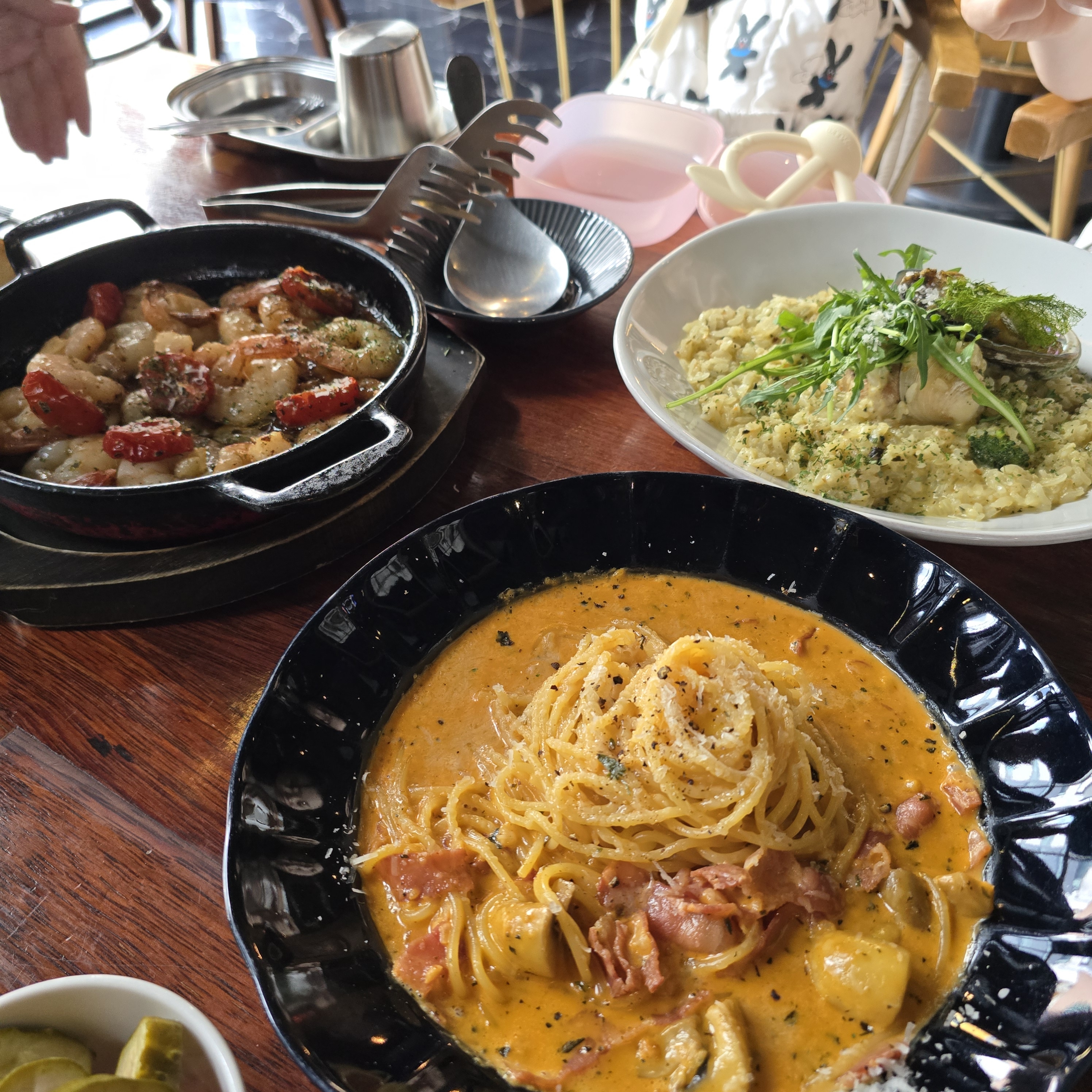 오늘 와이프 생일이라 예약하고 왔는데 분위기도 너무좋고 음식도 정말 맛있습니다:) 기념일 