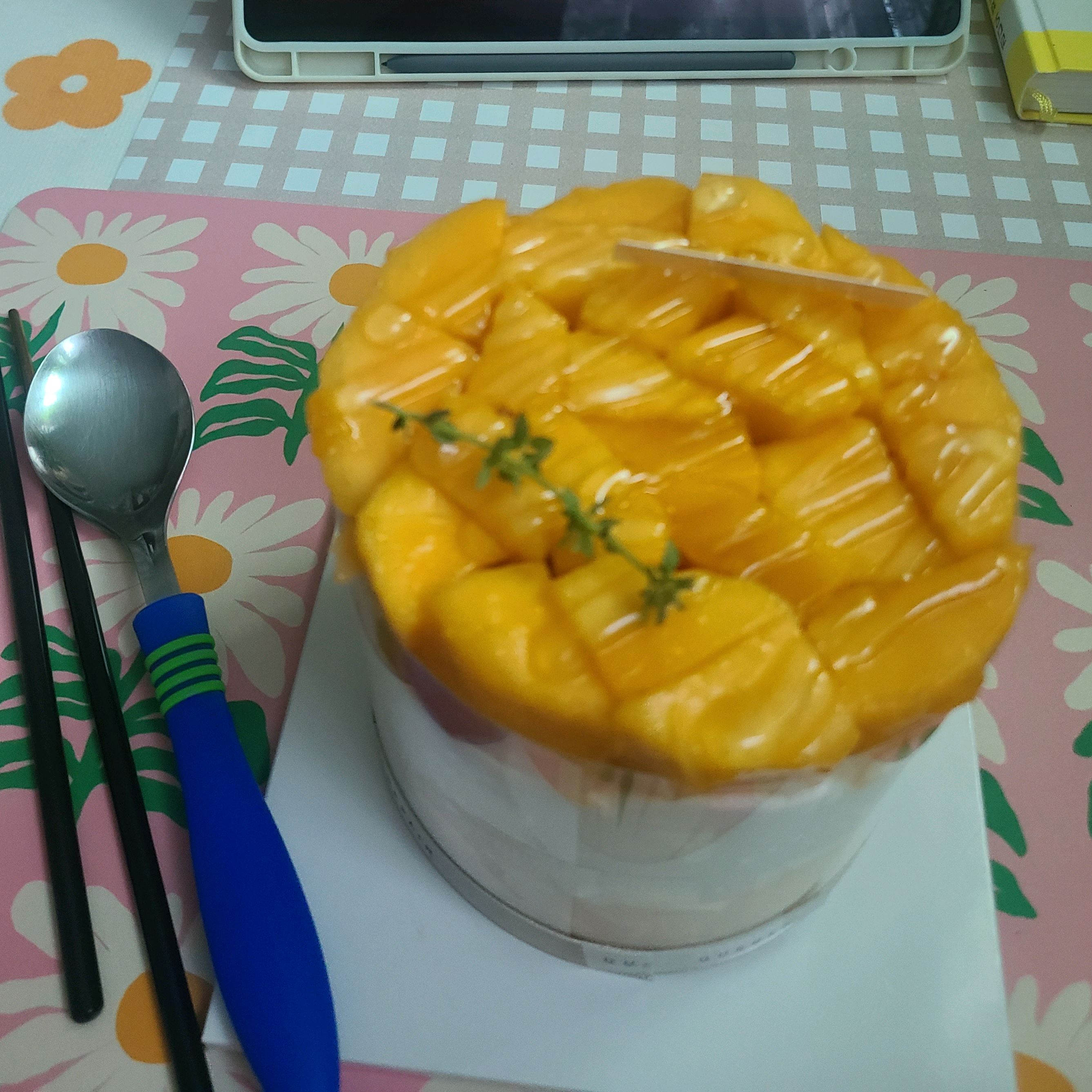 미친맛집 치즈케이크를 보다가 일시정지 하고 꾸드뱅으로 달려갔어요. 망고요거트크림케이크. 맛