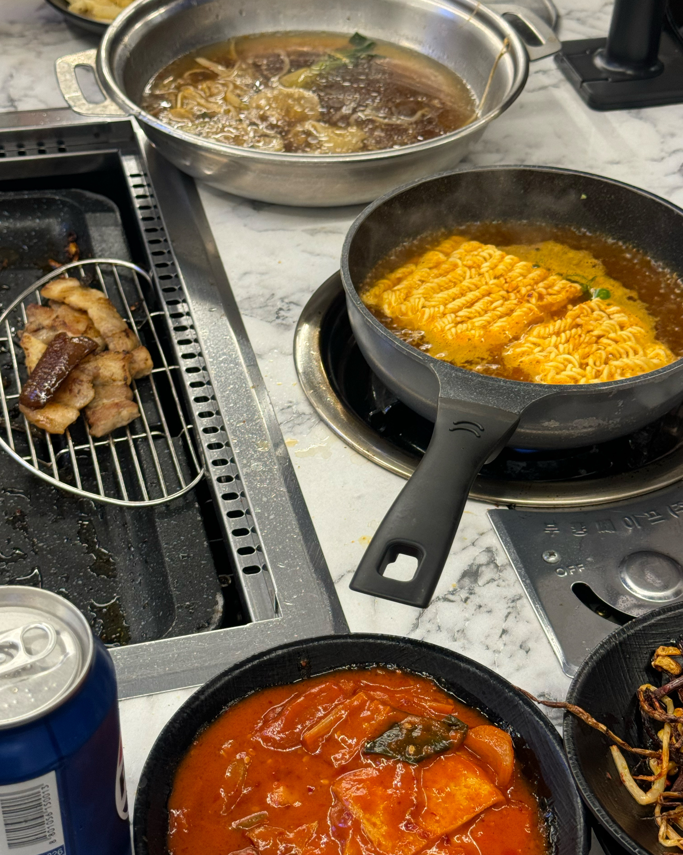 허겁지겁 먹느라 고기 사진을 못 찍었어요 … 삼겹살이랑 우삼겹이 쫀맛이구 샤브샤브는 조금만