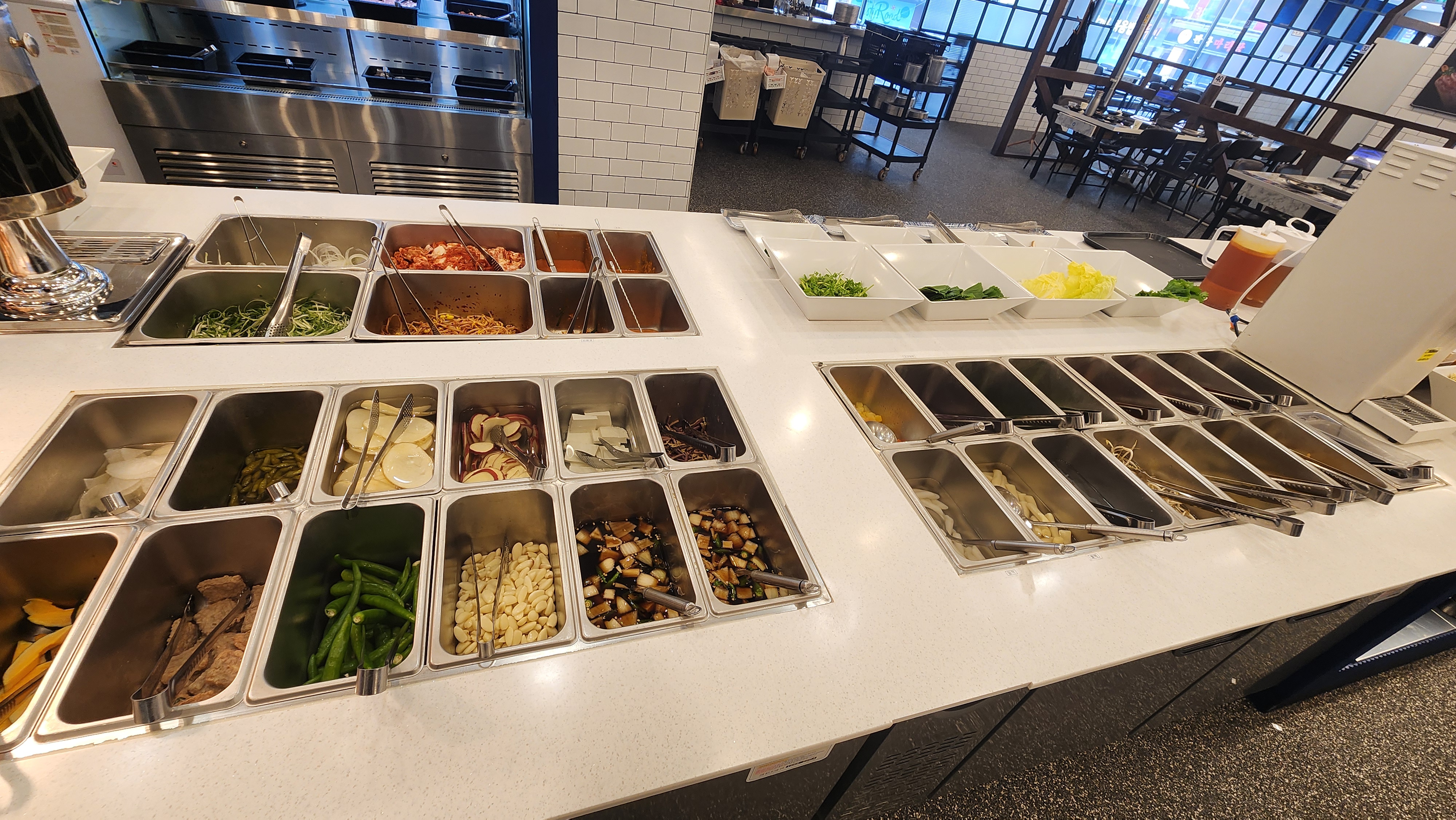 맛있게 잘 먹고 갑니다 불판이 커서 고기의 끊김이 없습니다 맛창의 진맛도 볼 수 있어 너무