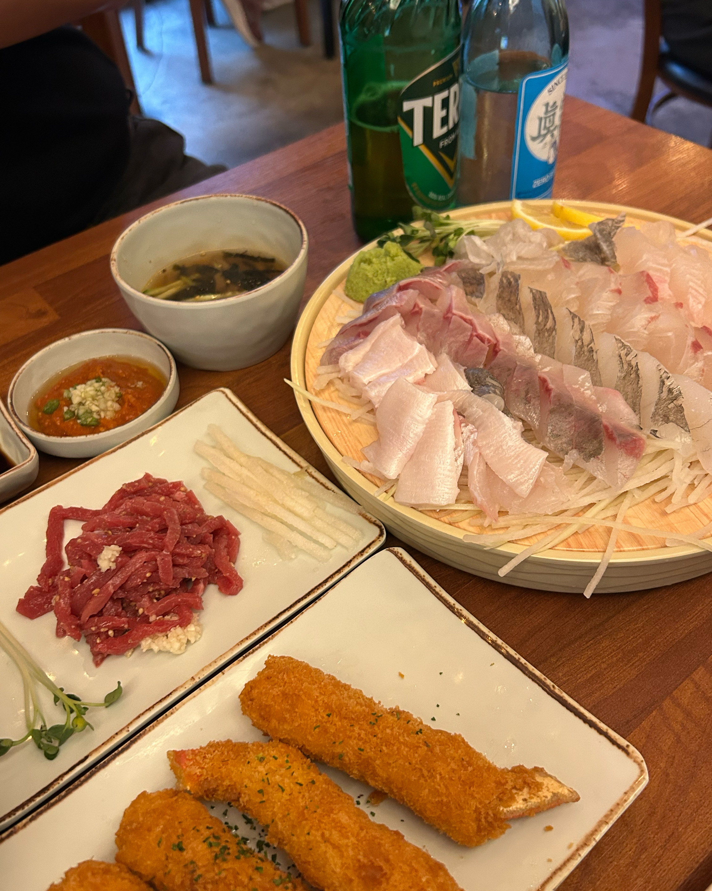 일단 반찬도 많이 나오고 회도 두툼해서 맛있어요~ - 대구 맛집 구공회