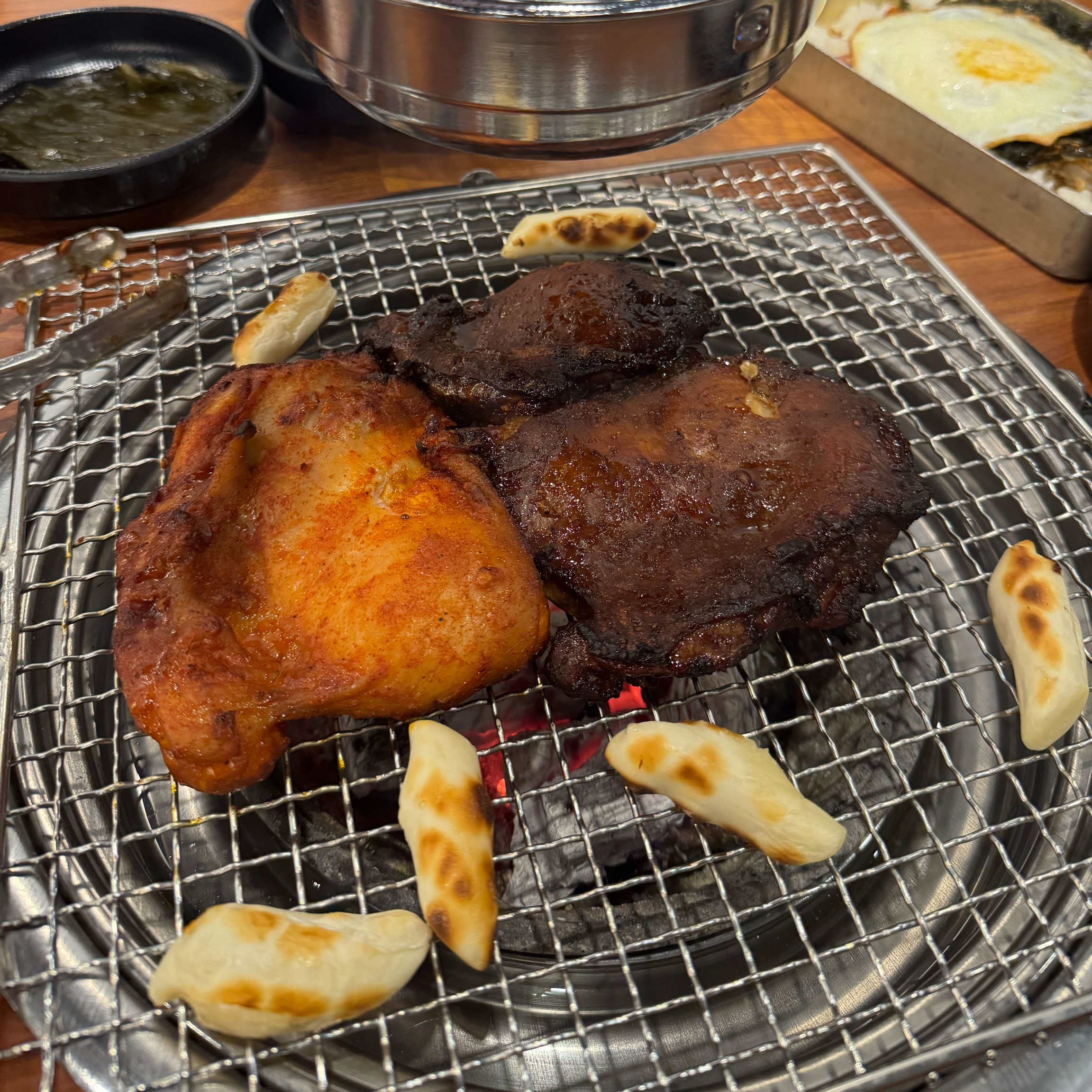 점심때하는 닭구이집 찾아서 왔는데 계란찜이랑 국도 인원수만큼 나오고 구성이 너무 좋아요! 