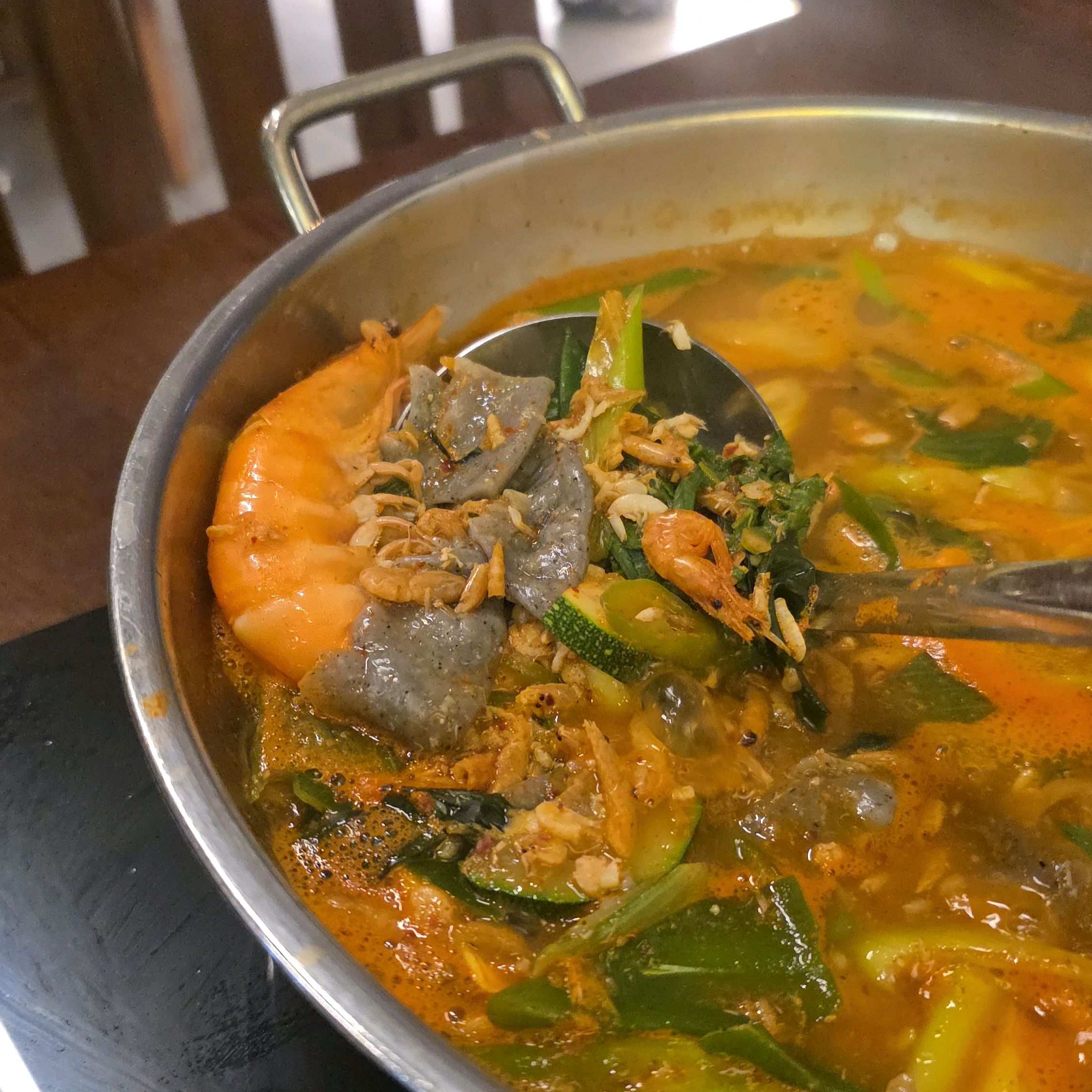 참새우민물새우수제비 매운탕 시켰습니다. 국물이 칼칼하면서 새우감칠맛이 엄청나네요ㅎㅎ - 대전 맛집 담온식당 대전