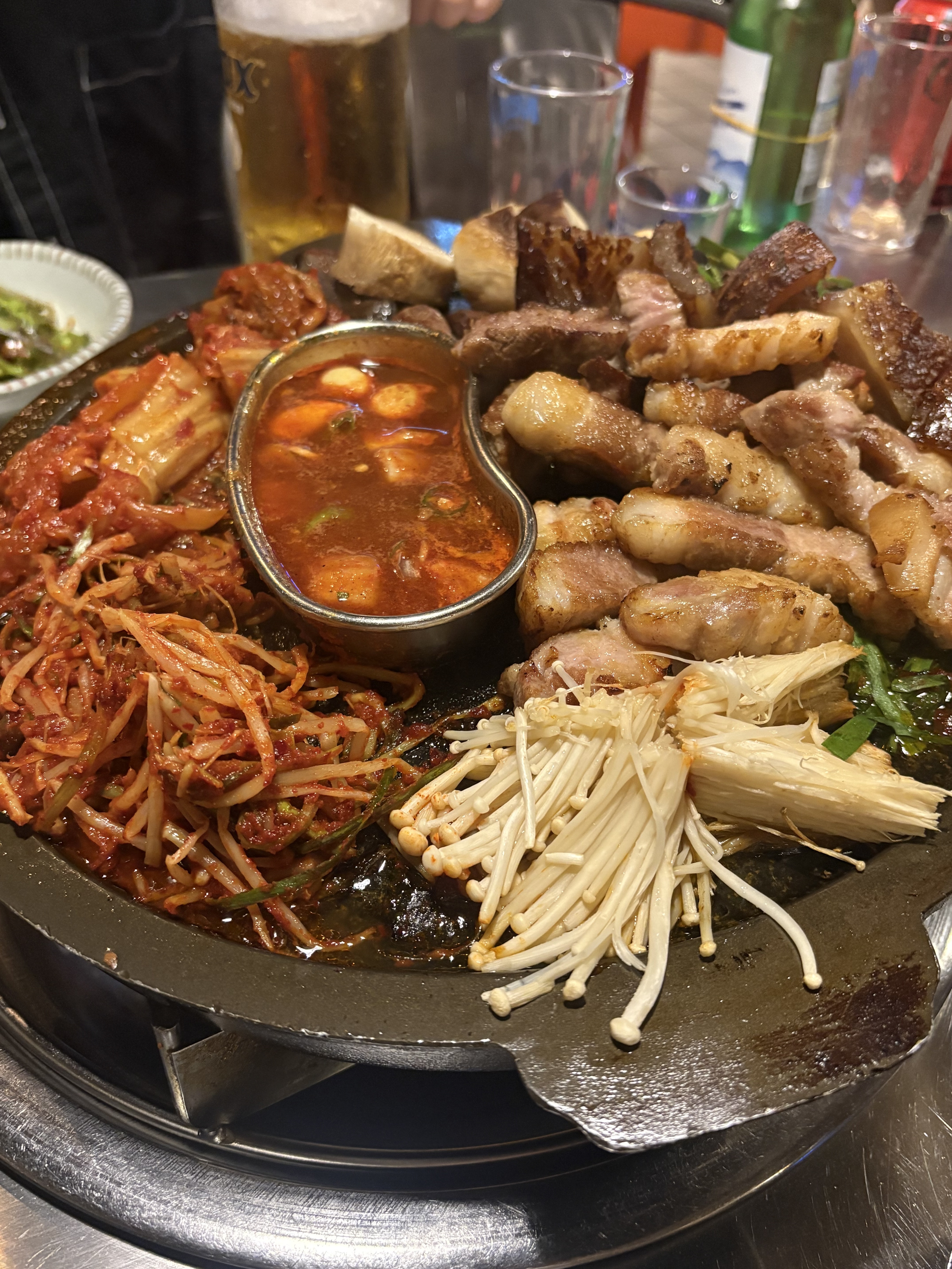 음식도 푸짐하고, 너무 맛있게 잘 먹었어요! 부족한 밑반찬은 바로바로 리필해주시는,,,친절