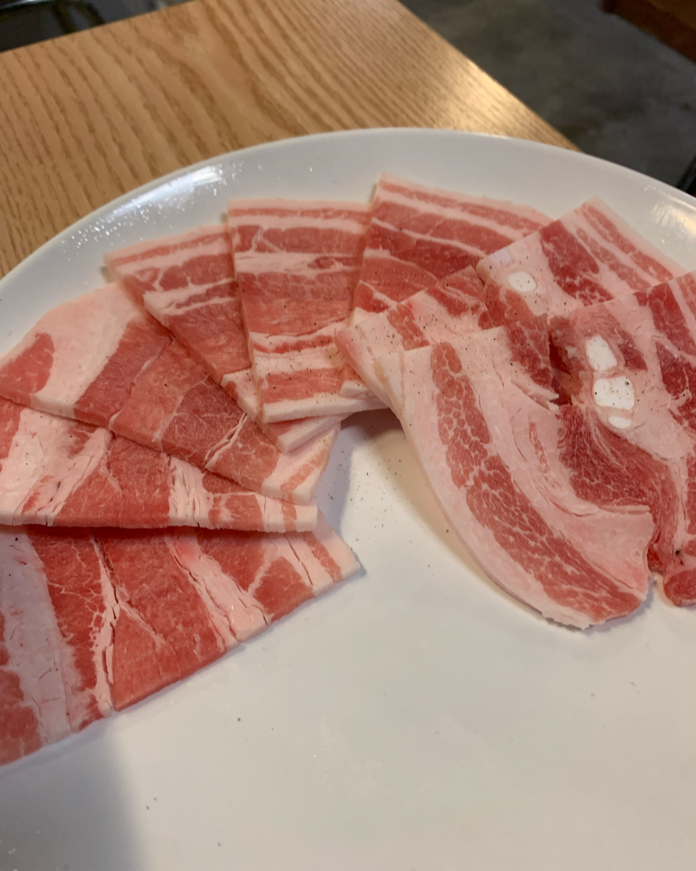 두번째 방문입니다! 고기 질이 너무 좋고 밑밭찬들이 너무 신선해요!! 올때마다 너무 쾌적하