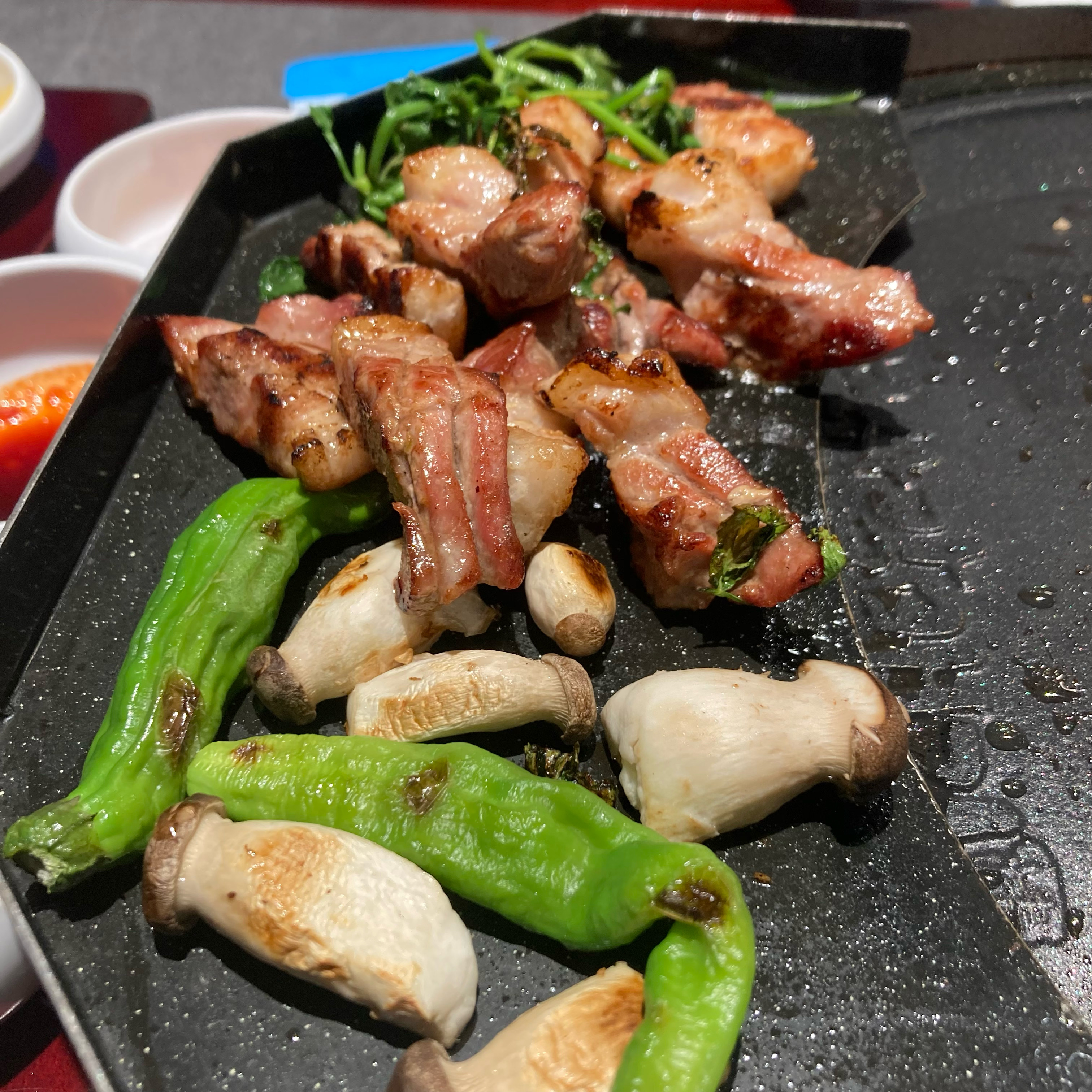 며칠전 회식을 하고 고기도 맛있고 반찬도 다양해서, 가족과 같이 먹었습니다! 단체석도 있고