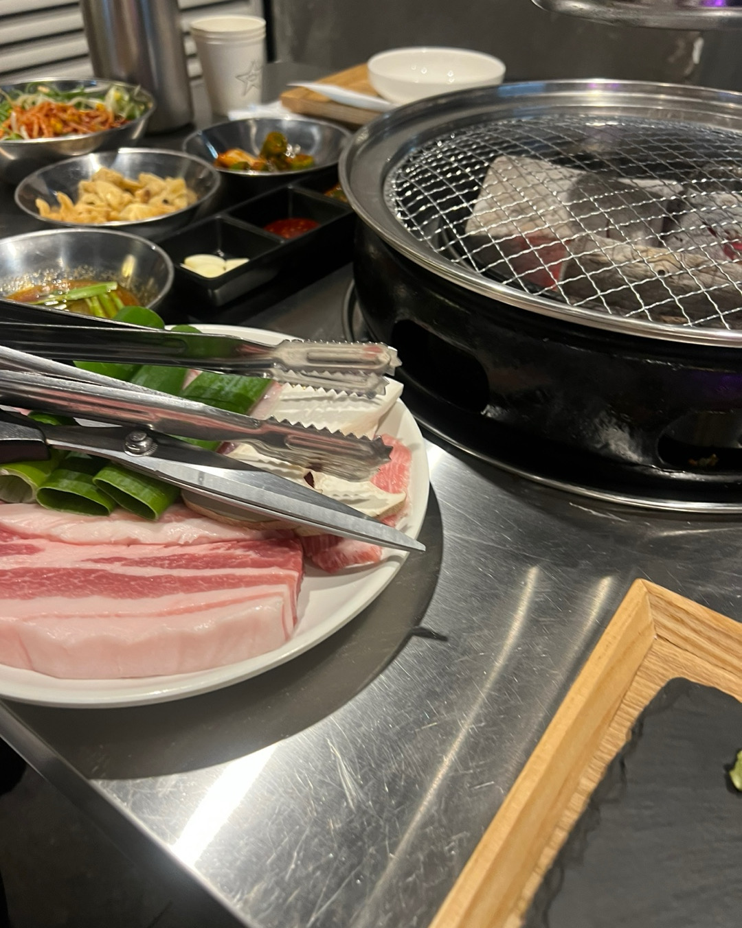 와 다들 반지하 오세요.. 고기 질 대박좋고 밑반찬 다 맛있어요🩷 여기 킥은 열무국수 ..