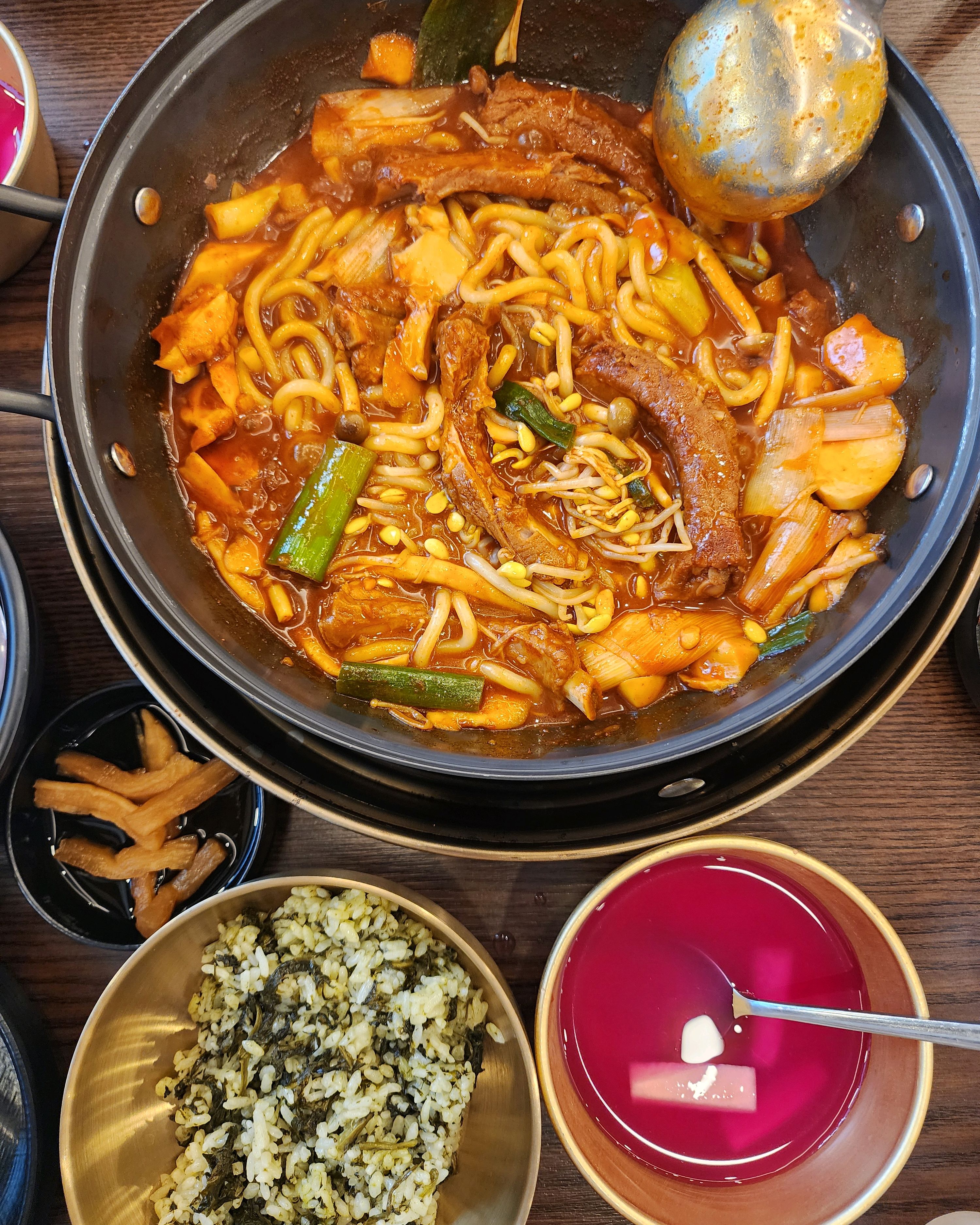 고기가 맛있구 콩나물도 리필돼서 푸짐하게 잘 먹었습니다! 메밀전도 바삭쫄깃 맛있어용ㅎㅎ - 대전 맛집 앞산큰골집 대전둔산점