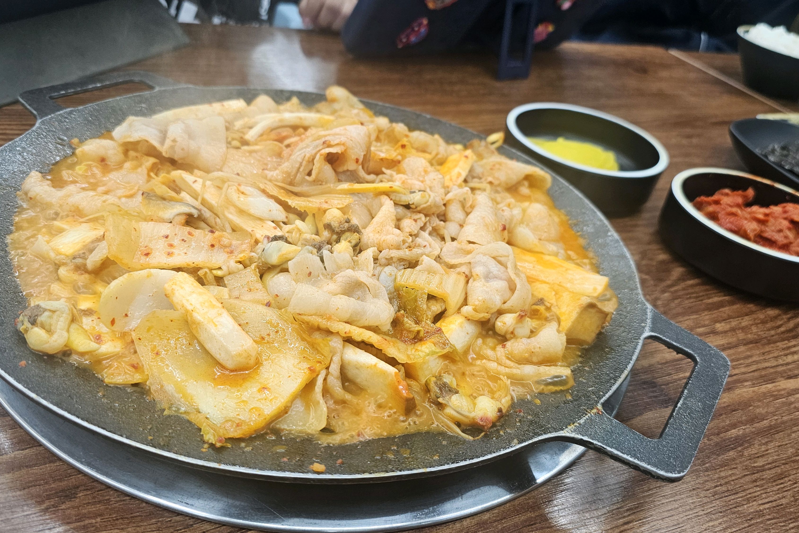 지인분들과 부산에 왔다가 기장의 맛집 삼색식당 이 있다고 해서 들렀어요^^ 묵은지갈삼구이라