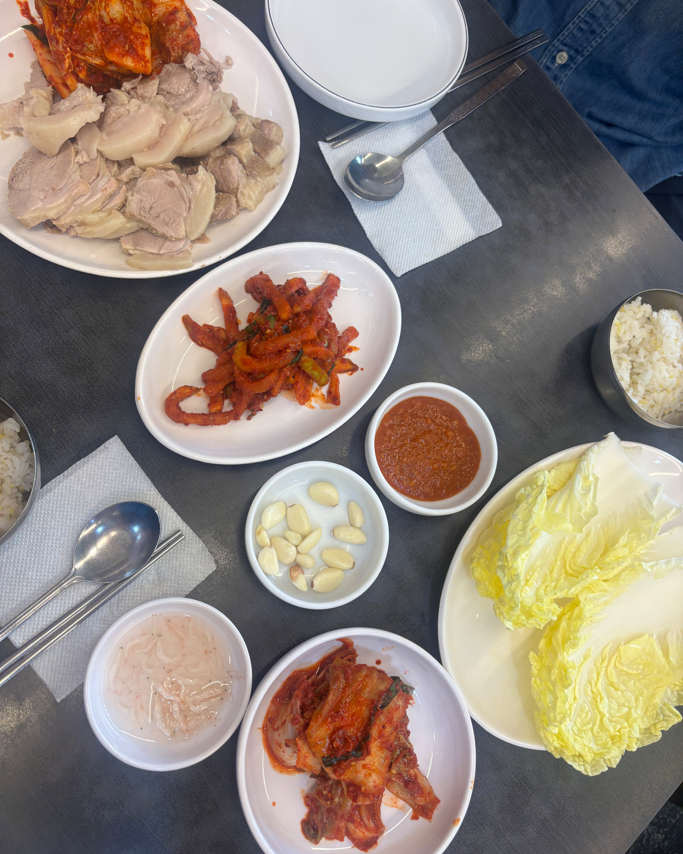 금요일 평일기준 11:05분쯤 도착하여 11:20쯤 들어갔습니다. 줄이 이미 좀 있었고, 