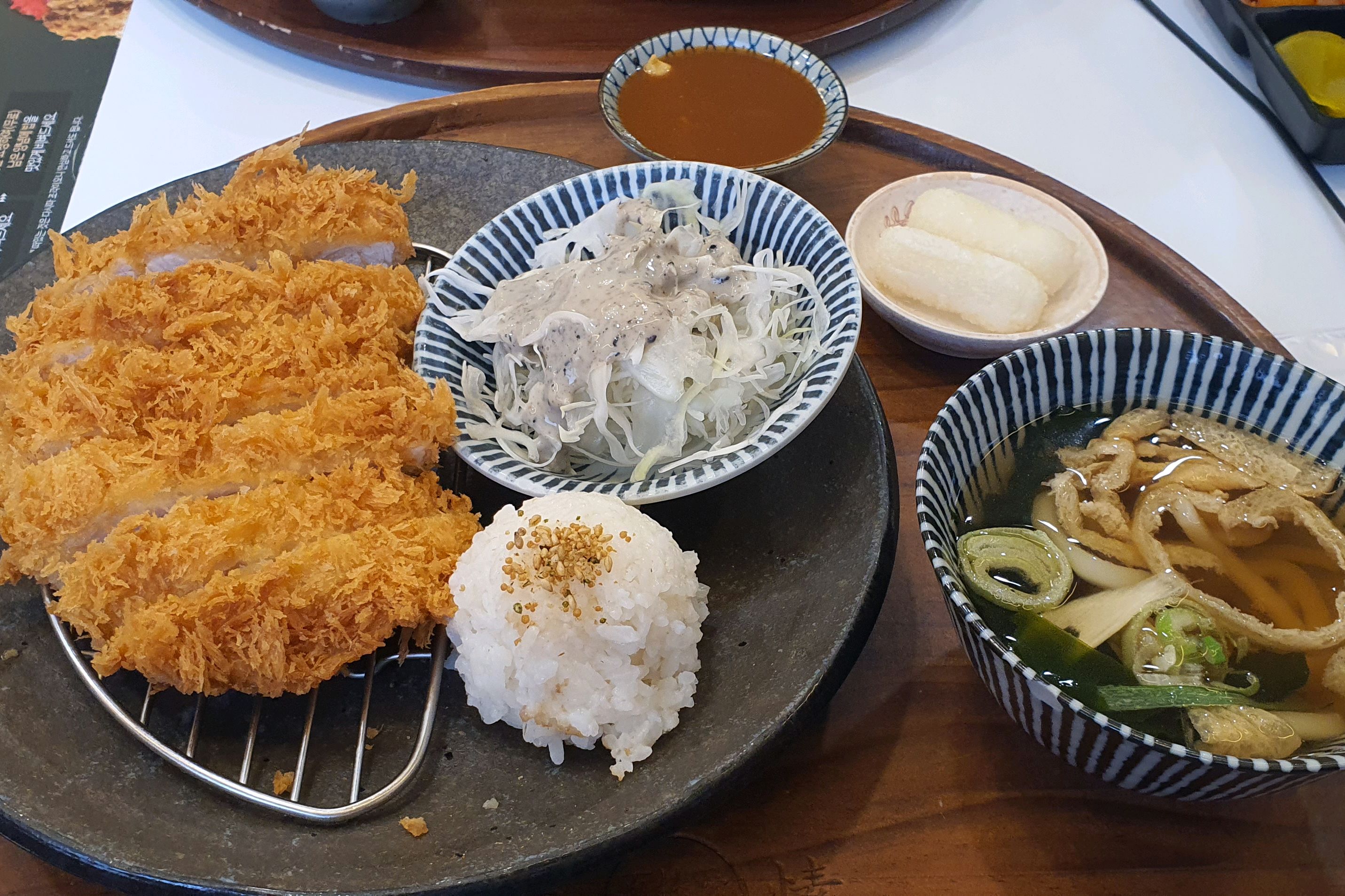 친구랑 같이왔어요 다른지점도 있지만 주안지점이 좀 더 신경을 많이 쓰는것 같습니다. 돈까스
