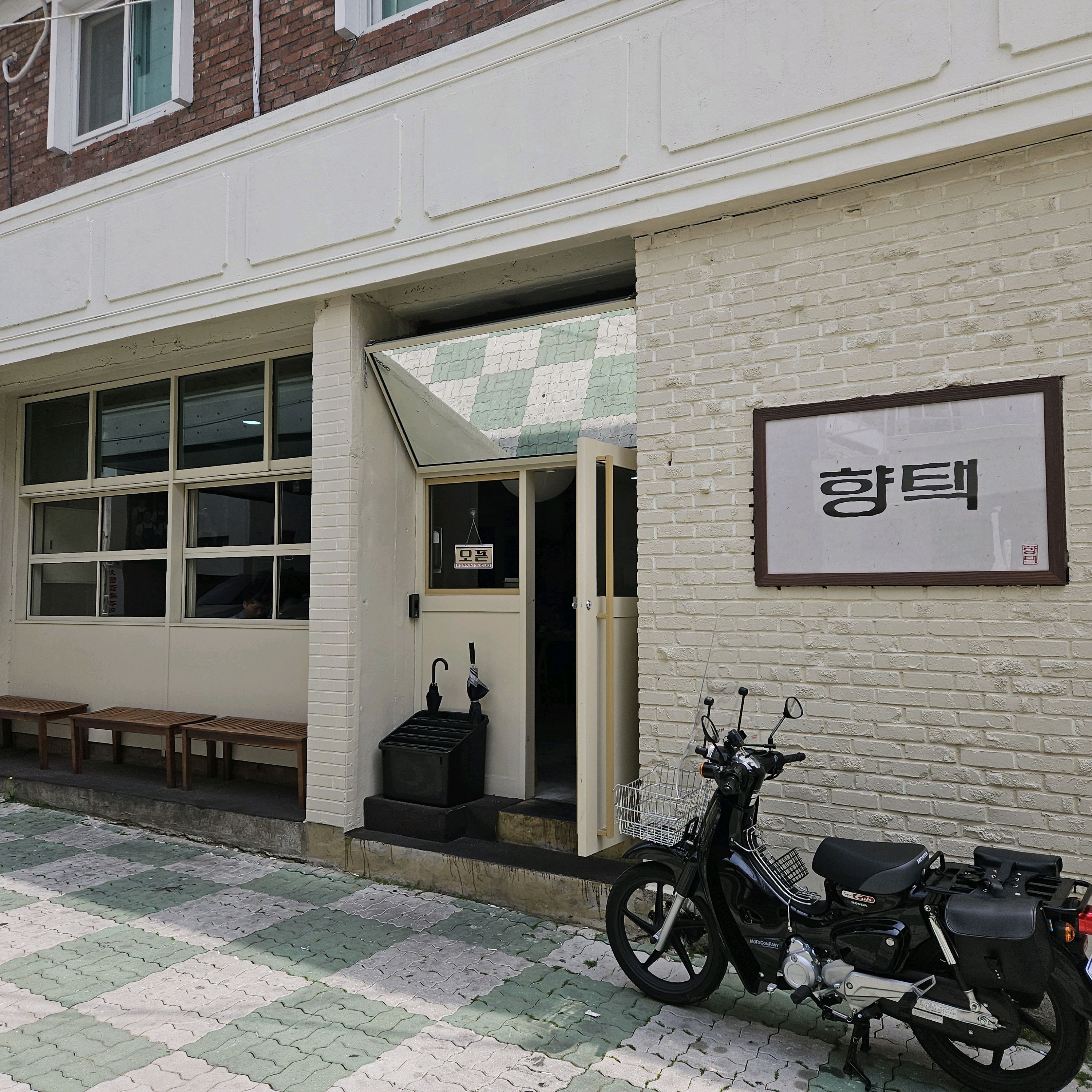 음식이 정갈하고 맛있어요. 한식하면 찬이 너무 많이 나와서 부담스러울 때가 있는데 필요한 