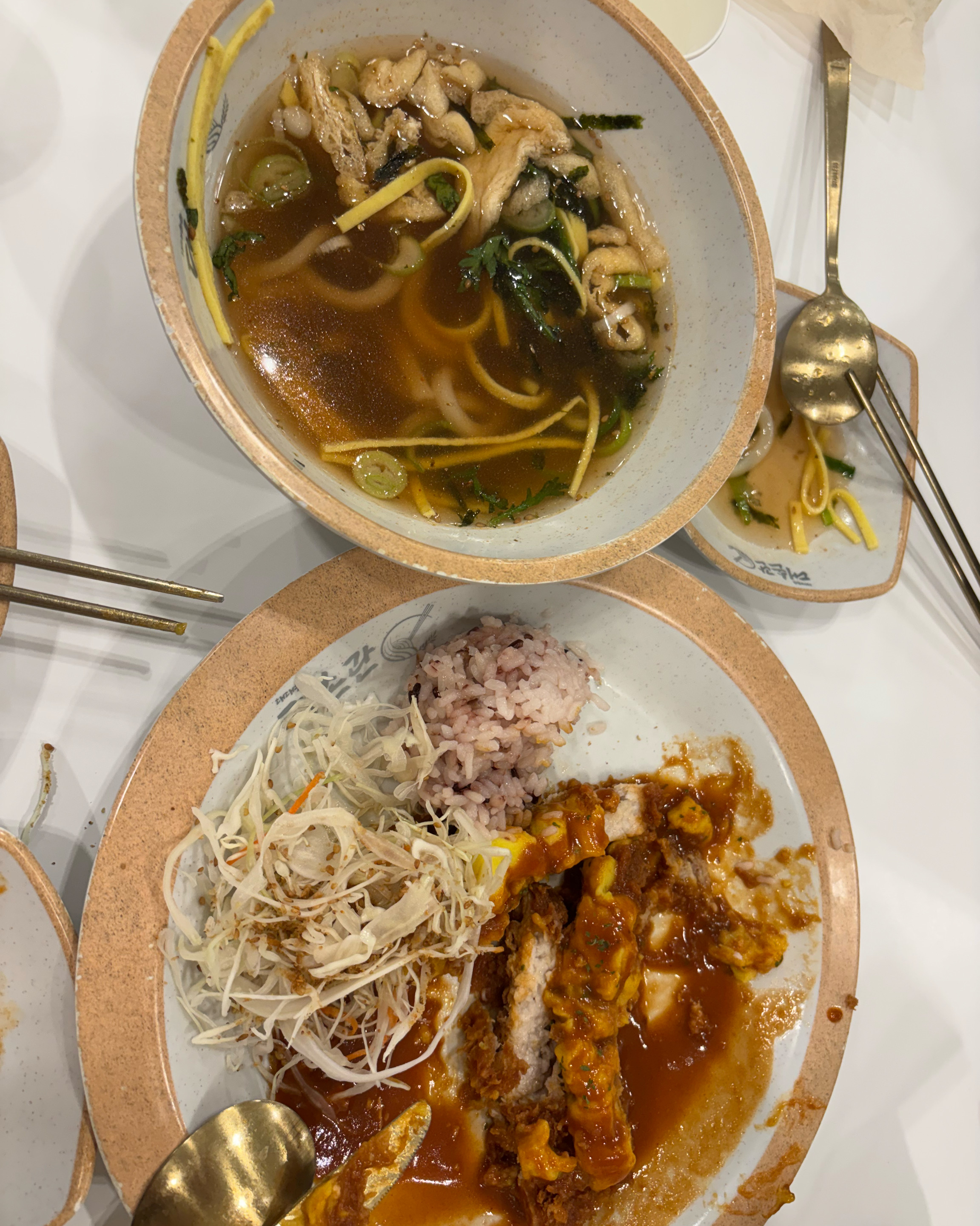 제가 먹은 우동 중에서 제일 맛잇엇구 돈가스도 소스 부어져있어도 바삭하니 맛있어요!! 재방