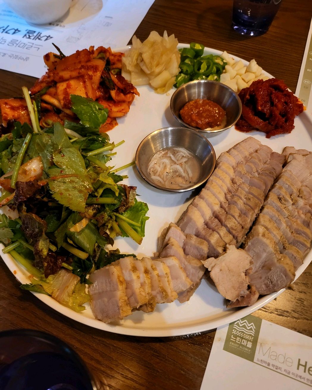 수육과 막걸리 궁합 괜찮은 것 같아요 ^^ - 대전 맛집 느린마을양조장 대전봉명점