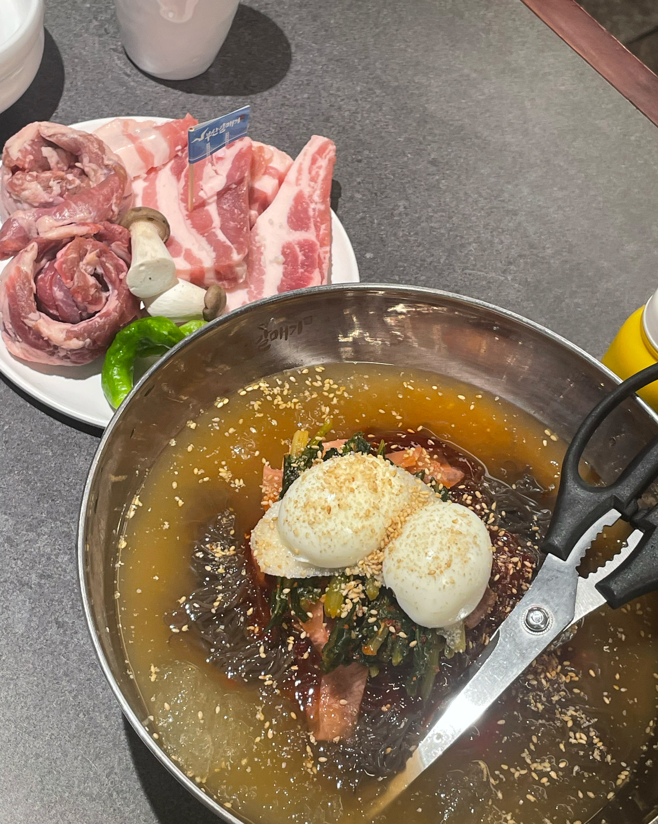 매장이 깔끔하고 고기도 엄청 잘 익네요. 냉면도 양많고 맛있어요 ! - 대전 맛집 부산갈매기 대전봉명점