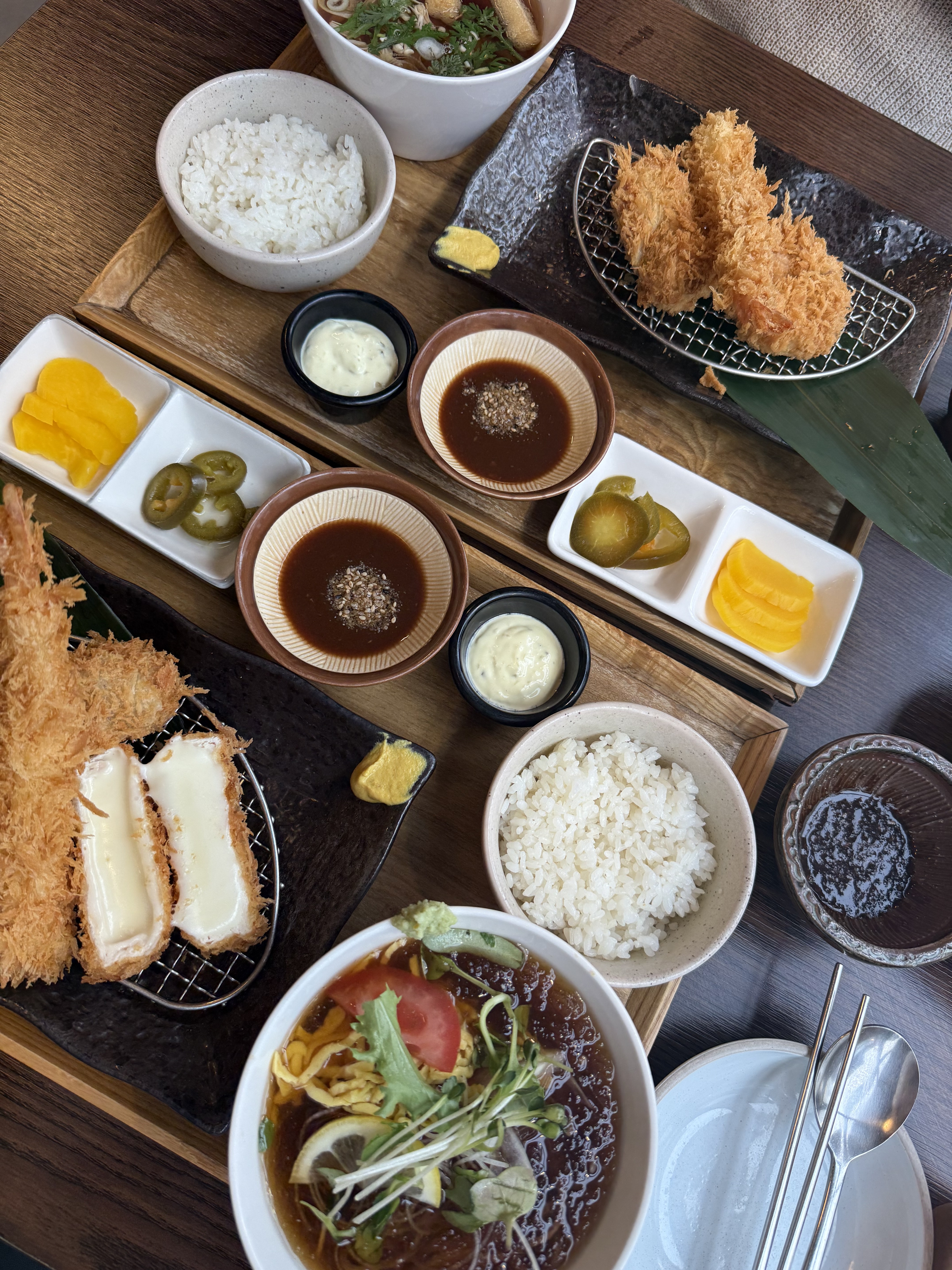 저번에 먹어보고 맛있어서 또 왔는데 여전히 맛있어요!! 튀김이 바삭하고 양도 많고 직원분도