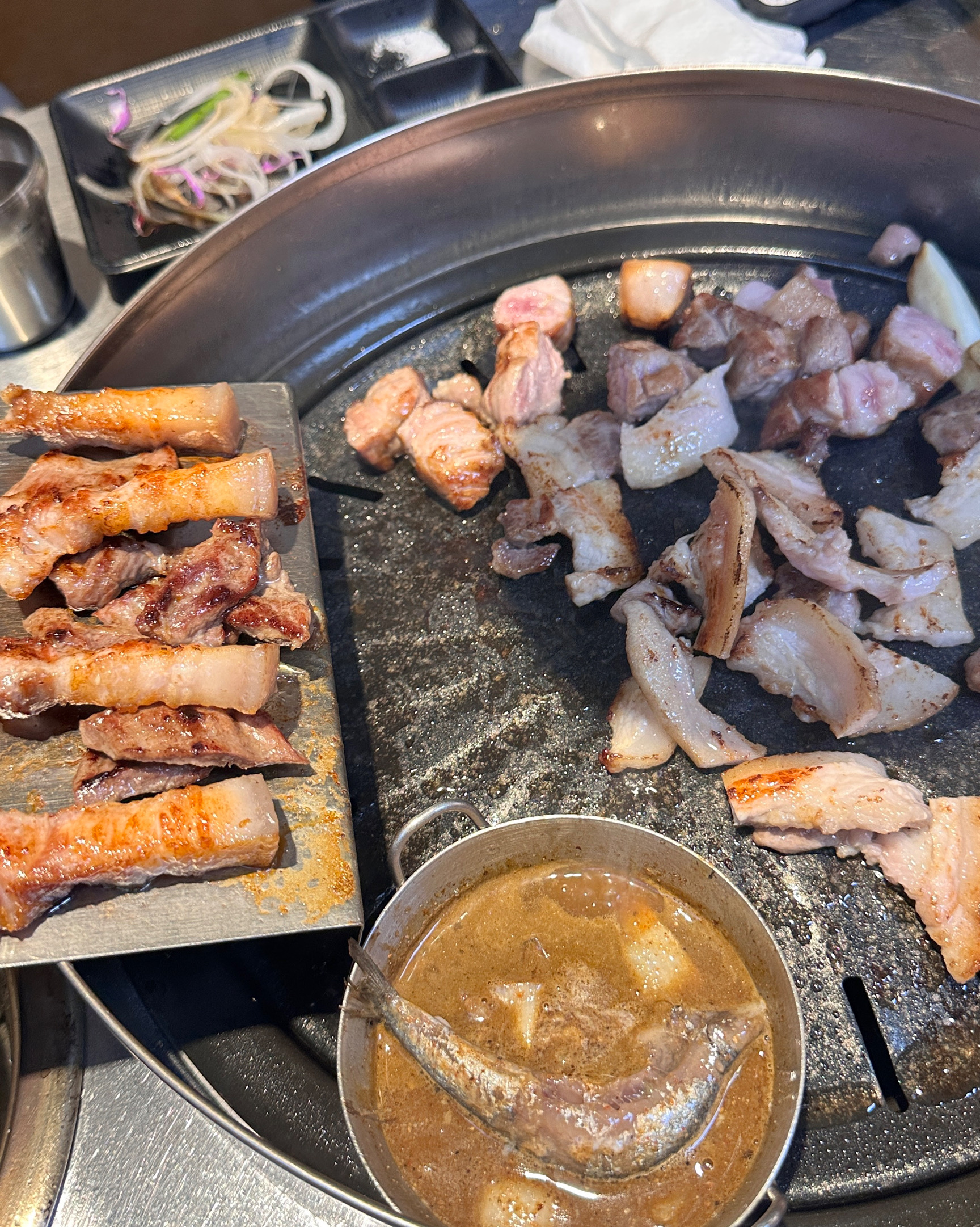 친구 추천으로 와봤는데 사장님 너무 친절하시고 고기 맛도 좋네요 멀리서와서 쌓인 피로가 다
