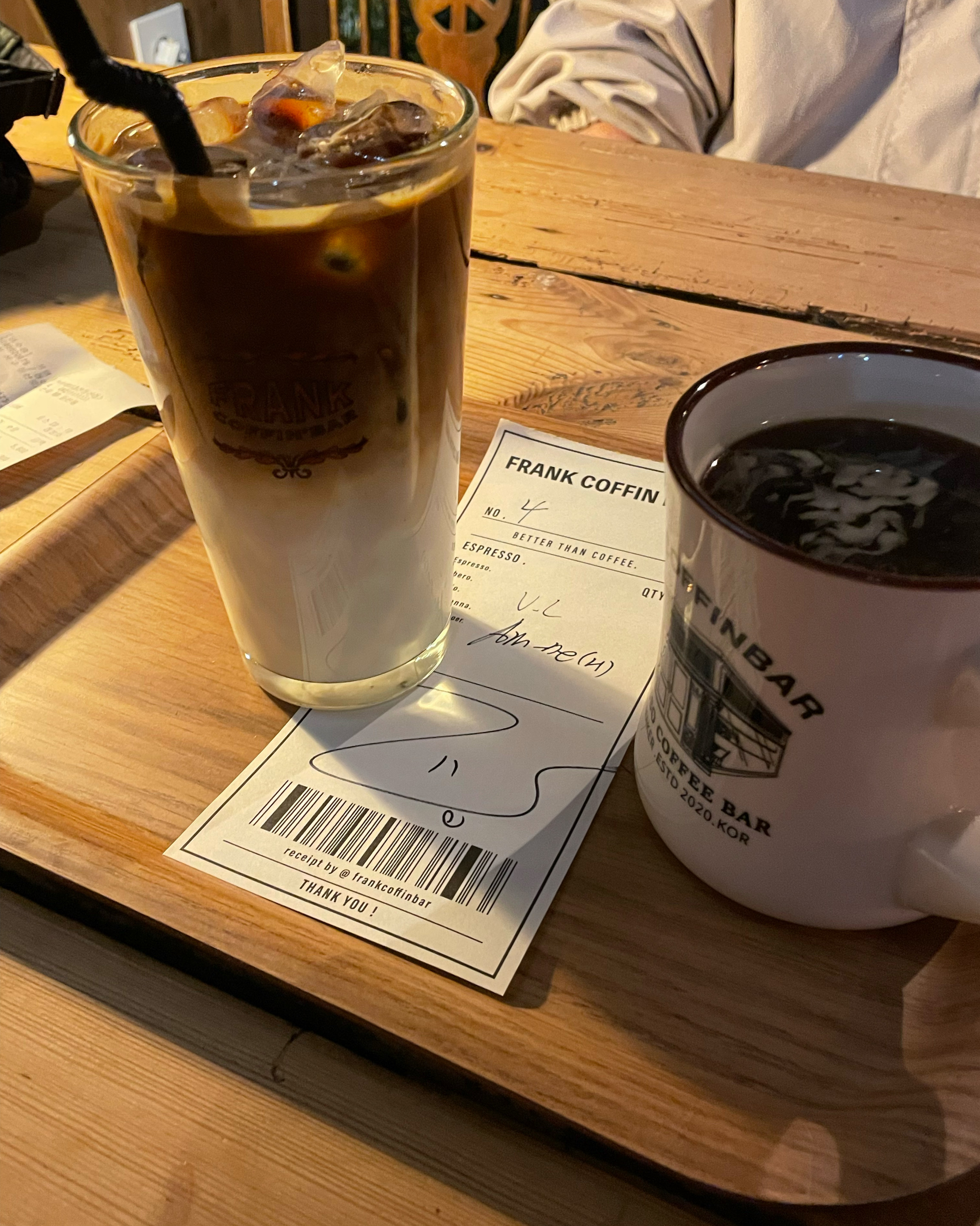 분위기가 너무 좋아서 이끌리듯 들어 왔는데 커피도 너무 맛있고 분위기도 좋아서 좋은 시간 